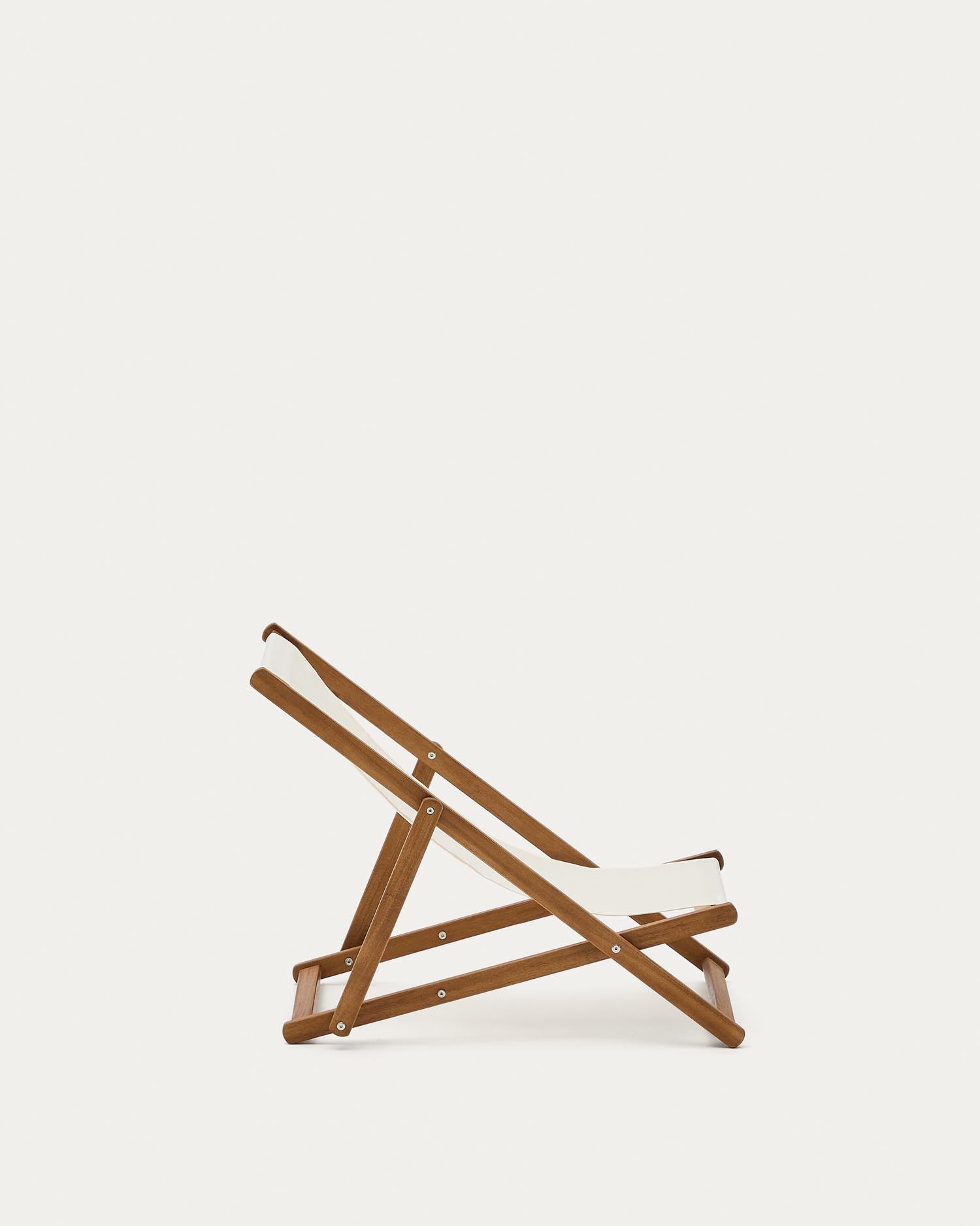 Der klappbare Outdoor-Liegestuhl Adredna für Kinder in Beige aus massivem Akazienholz vereint modernes Design und umweltfreundliche Materialien für entspannte Stunden im Freien.