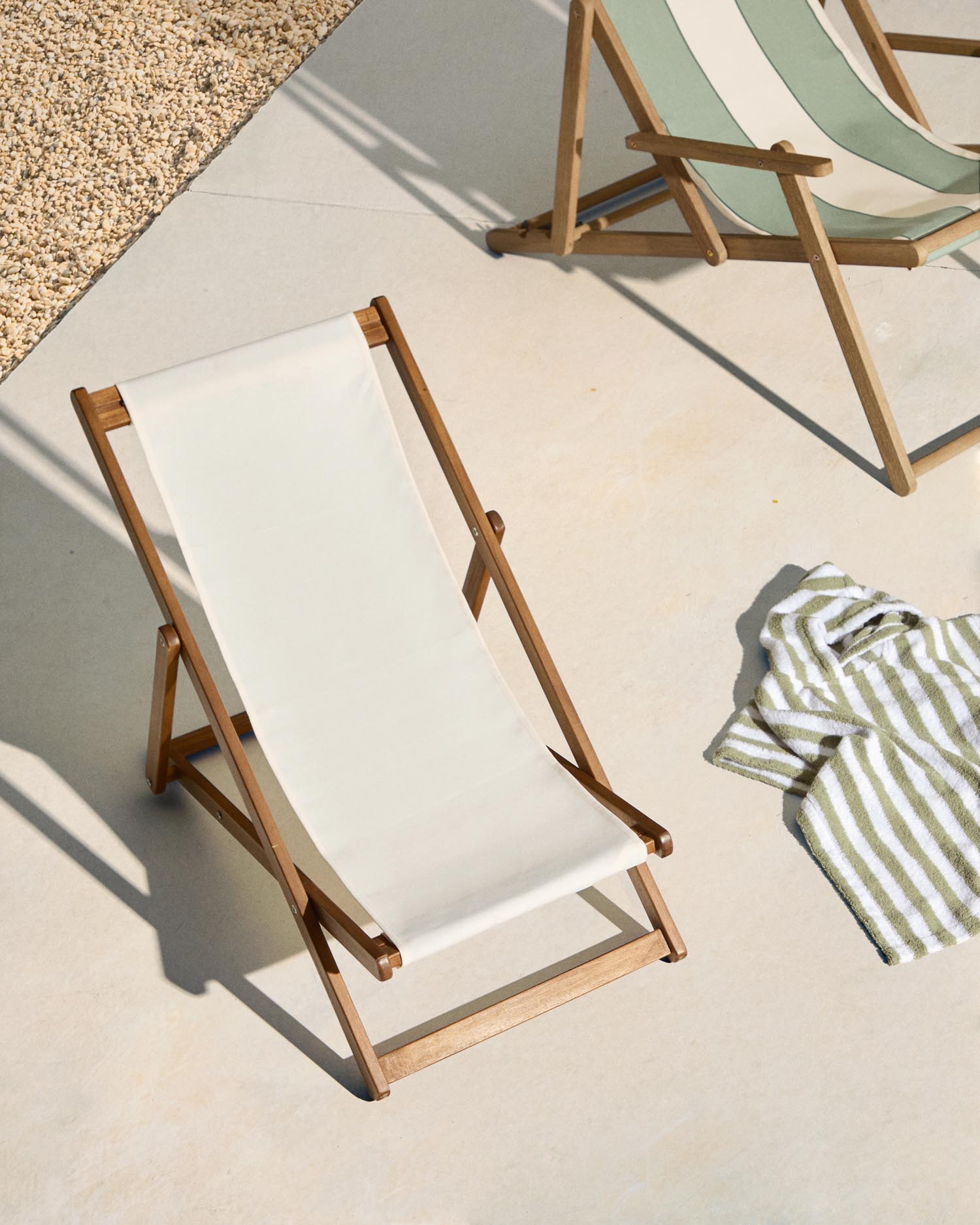 Entspannen Sie stilvoll im klappbaren Outdoor-Liegestuhl Adredna für Kinder aus FSC-zertifiziertem Akazienholz in Beige – ideal für Garten und Terrasse!