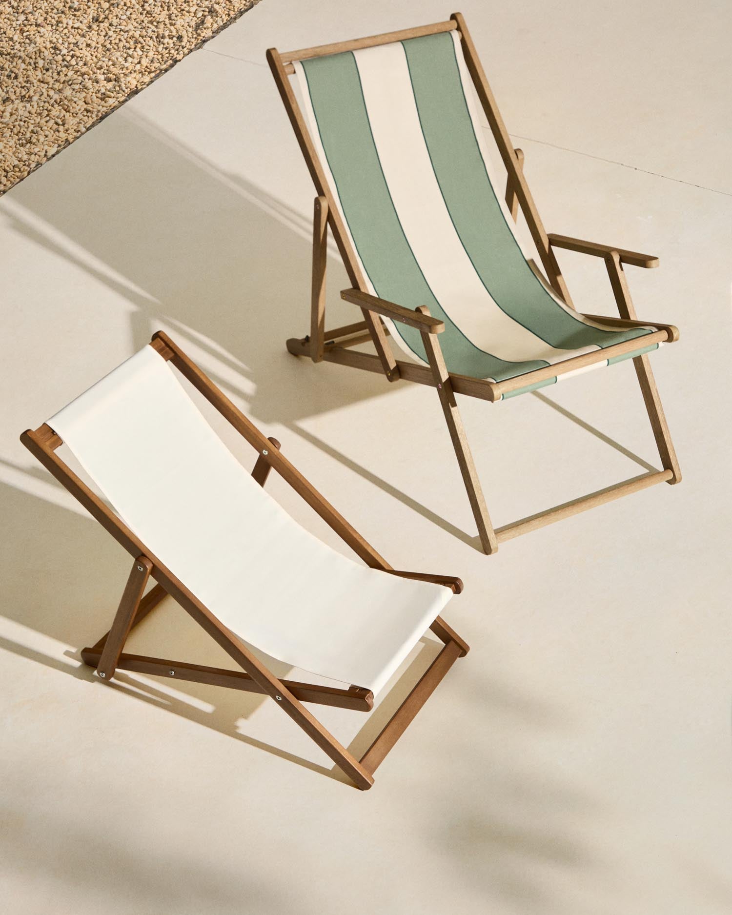 Genießen Sie den Komfort des klappbaren Outdoor-Liegestuhls Adredna für Kinder in elegantem Beige, gefertigt aus nachhaltigem Akazienholz – perfekt für entspannte Stunden im Freien!