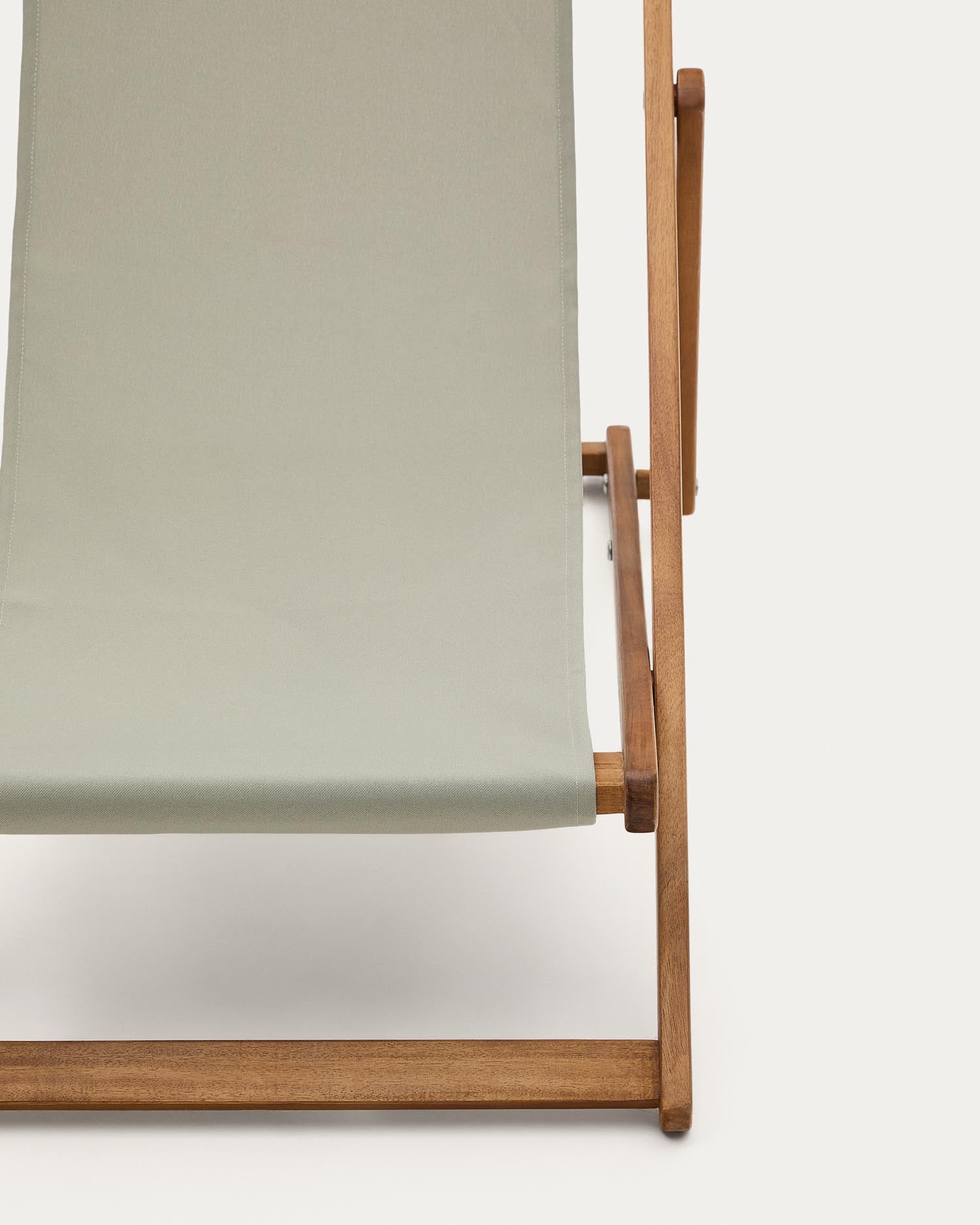 Der klappbare Outdoor-Liegestuhl Adredna in lebhaftem Grün ist perfekt für Kinder. Hergestellt aus FSC-zertifiziertem Akazienholz, vereint er Komfort, Sicherheit und Nachhaltigkeit für entspannte Momente im Garten.