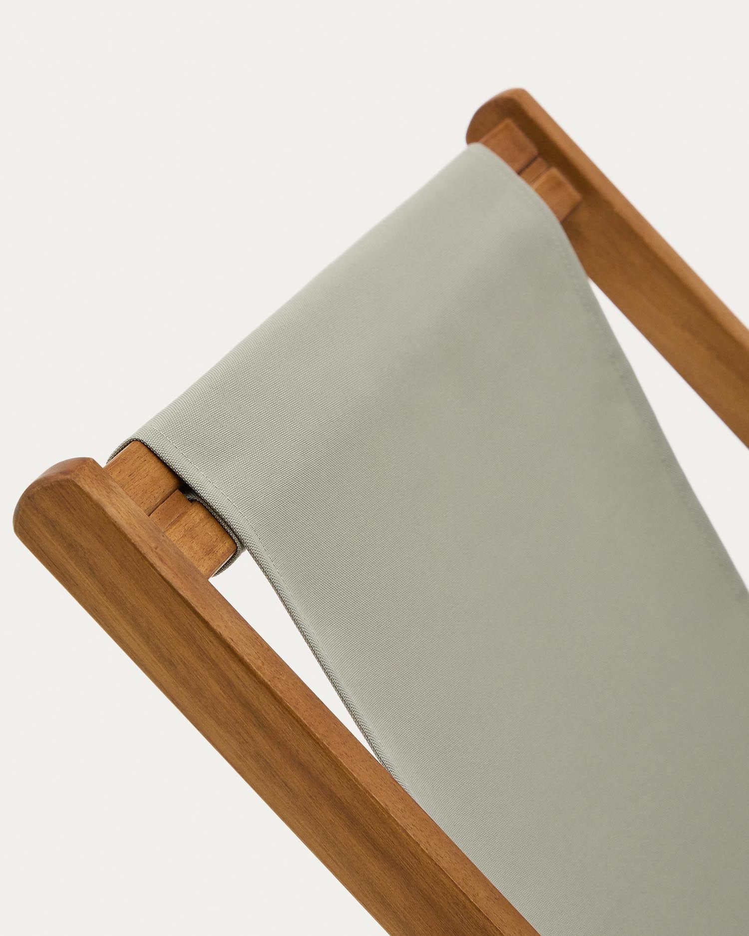 Der klappbare Outdoor-Liegestuhl Adredna in lebhaftem Grün ist perfekt für Kinder. Aus robustem, FSC-zertifiziertem Akazienholz gefertigt, vereint er Komfort und Nachhaltigkeit.