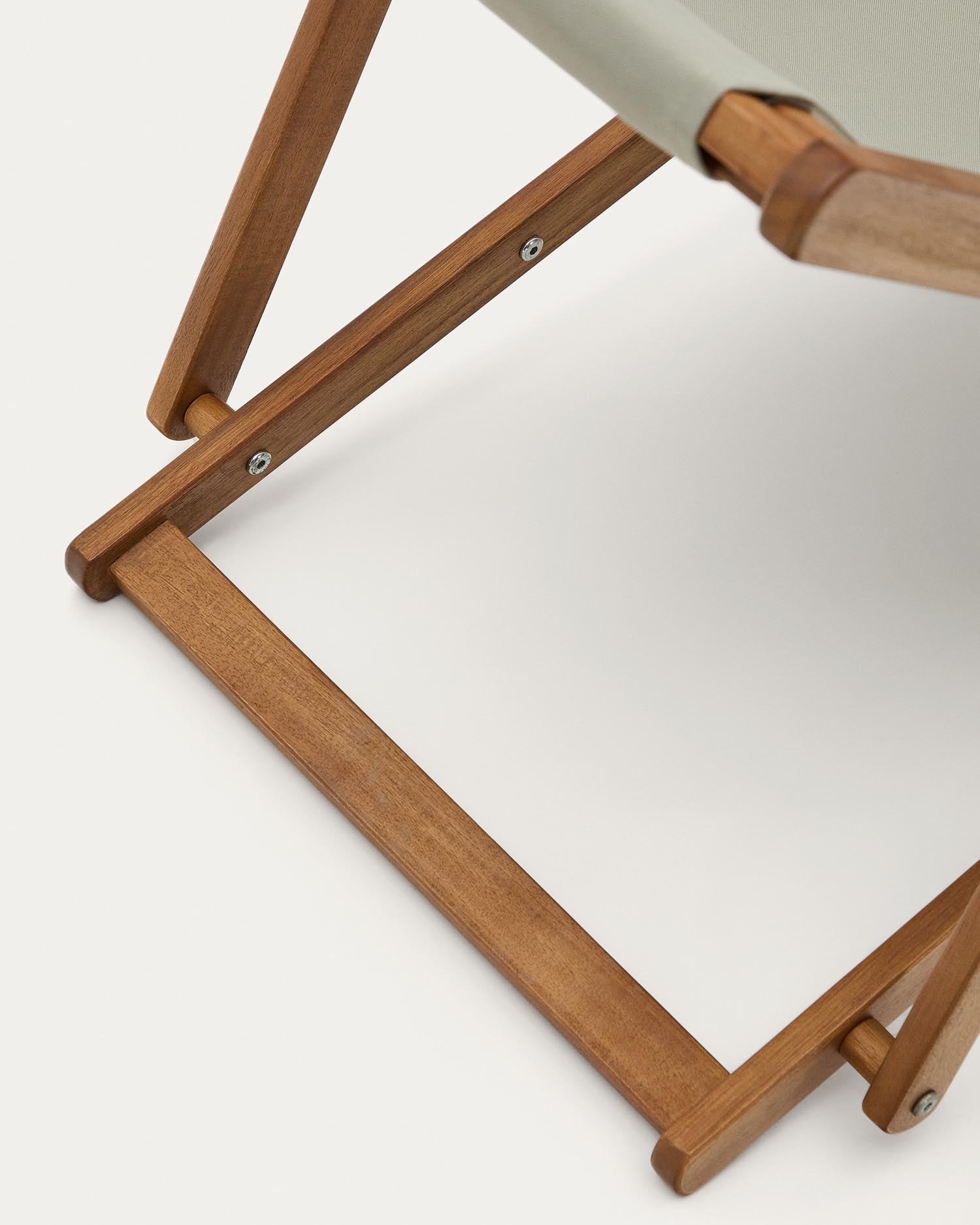 Der klappbare Outdoor-Liegestuhl Adredna in fröhlichem Grün bietet Kindern einen bequemen Rückzugsort im Garten. Hergestellt aus hochwertigem, FSC-zertifiziertem Akazienholz, vereint er Stil und Umweltbewusstsein.