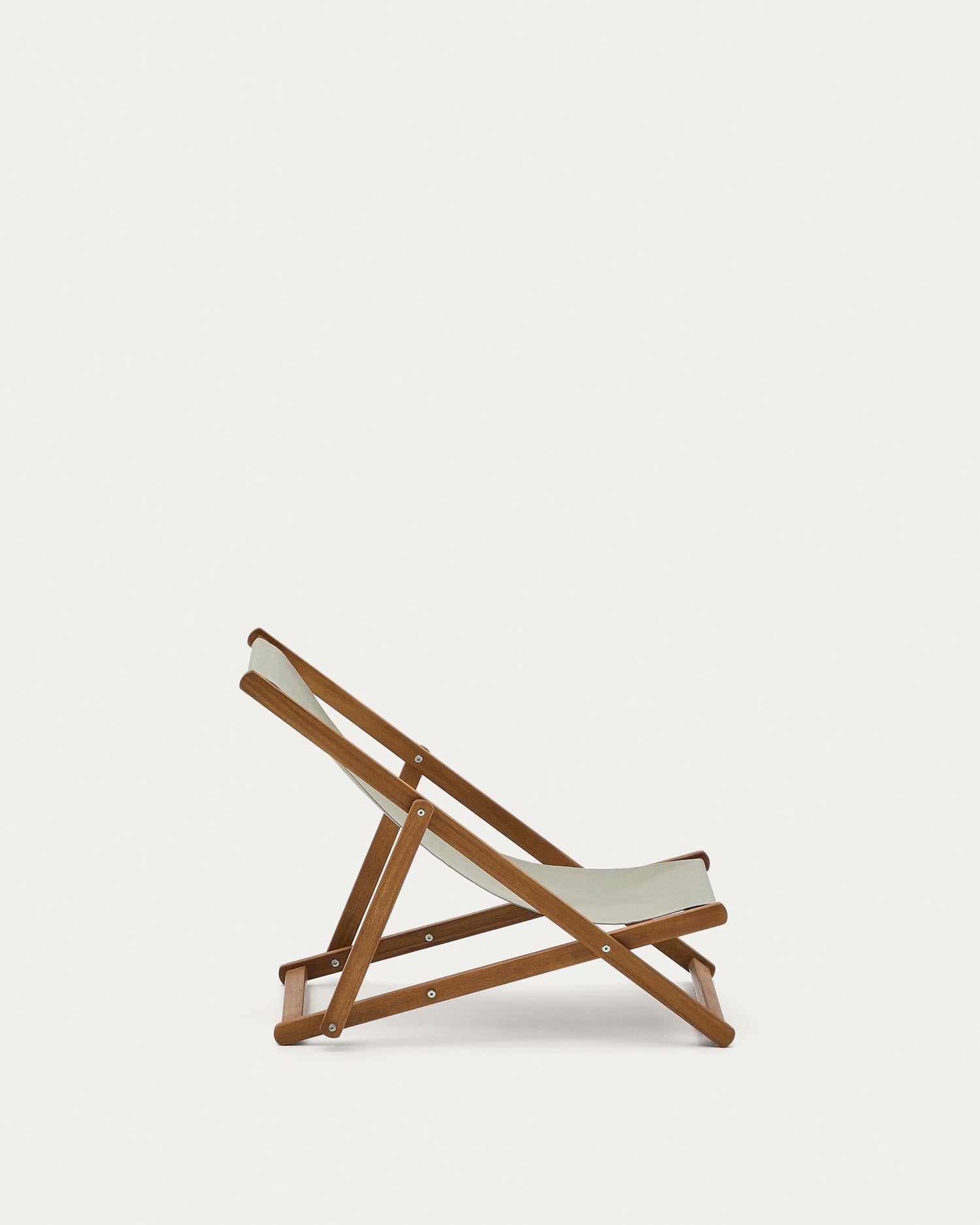 Der klappbare Outdoor-Liegestuhl Adredna in lebhaftem Grün für Kinder bietet Komfort und Sicherheit. Hergestellt aus FSC-zertifiziertem Akazienholz, ist er perfekt für entspannte Momente im Garten.