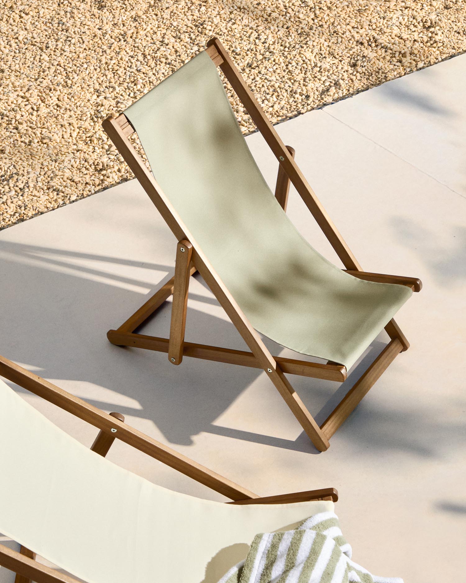 Entdecke den klappbaren Outdoor-Liegestuhl Adredna für Kinder in fröhlichem Grün. Aus FSC-zertifiziertem Akazienholz, ideal für Garten und Freizeit!