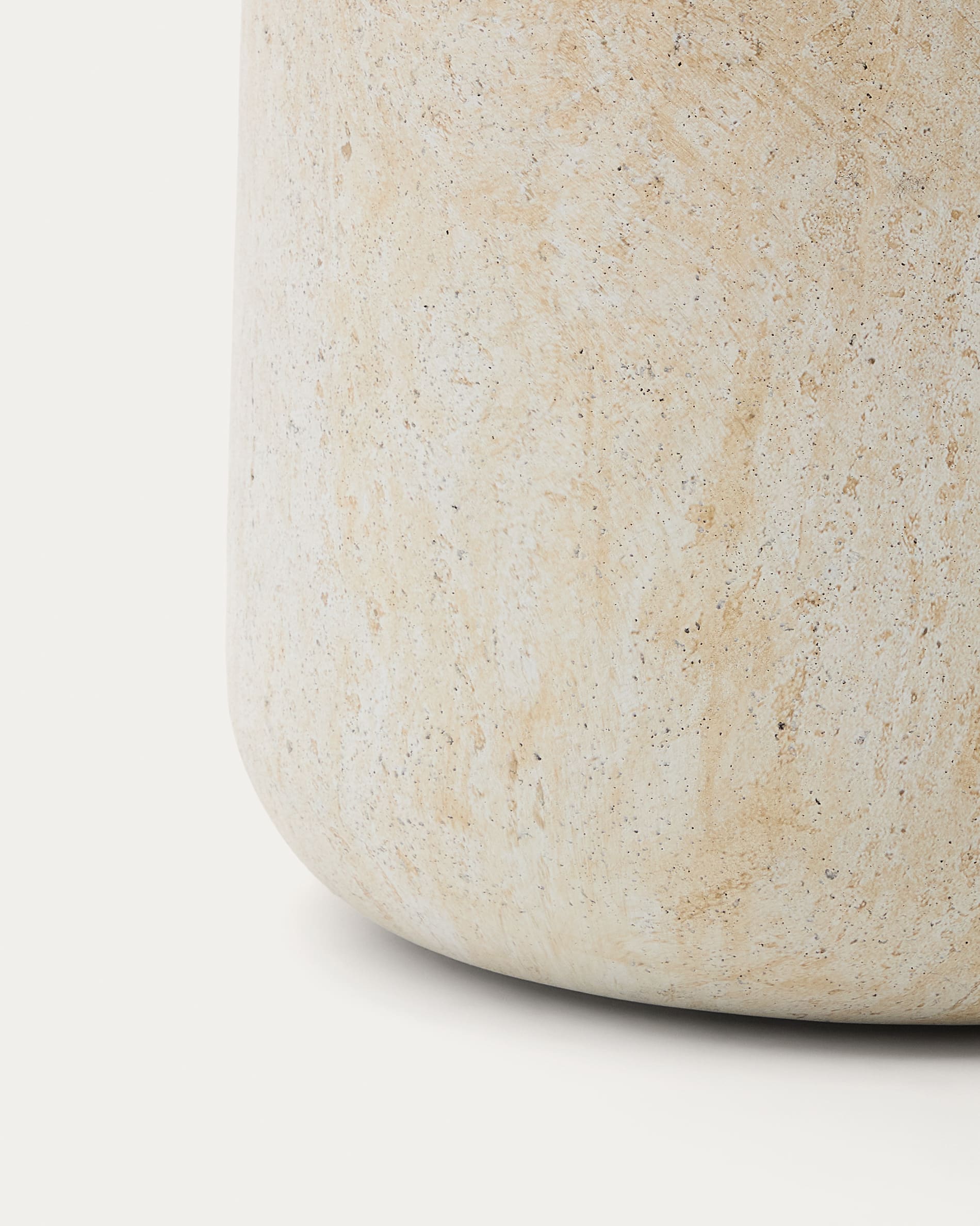 Robuster Beistelltisch Drasi aus leichtem Zement in stilvoller Travertinoptik, Ø 60 cm. Ideal für Garten und Balkon, pflegeleicht und elegant.