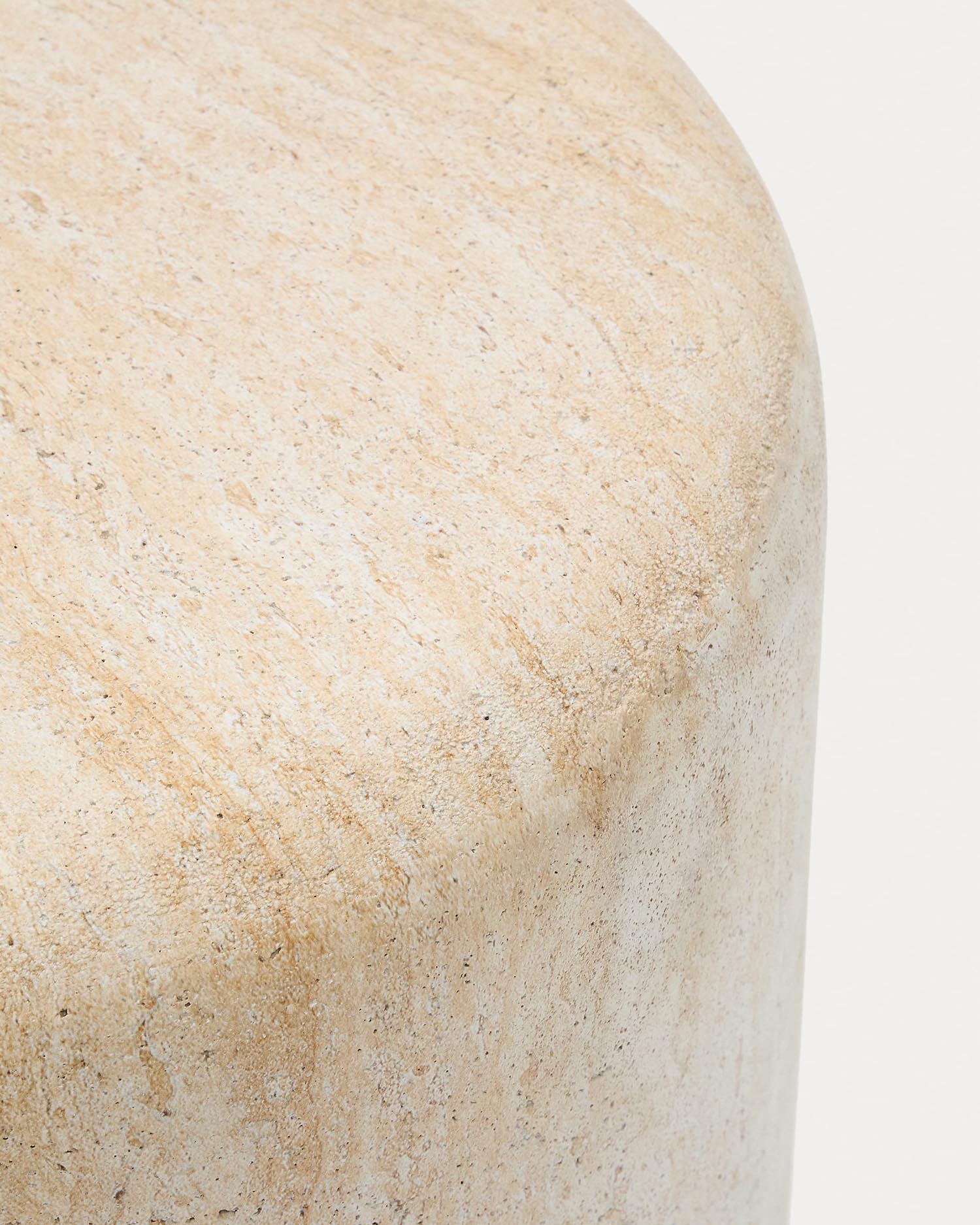 Eleganter Beistelltisch Drasi aus widerstandsfähigem Zement in Travertinoptik, Ø 60 cm. Perfekt für Terrasse und Wohnzimmer, pflegeleicht und vielseitig.