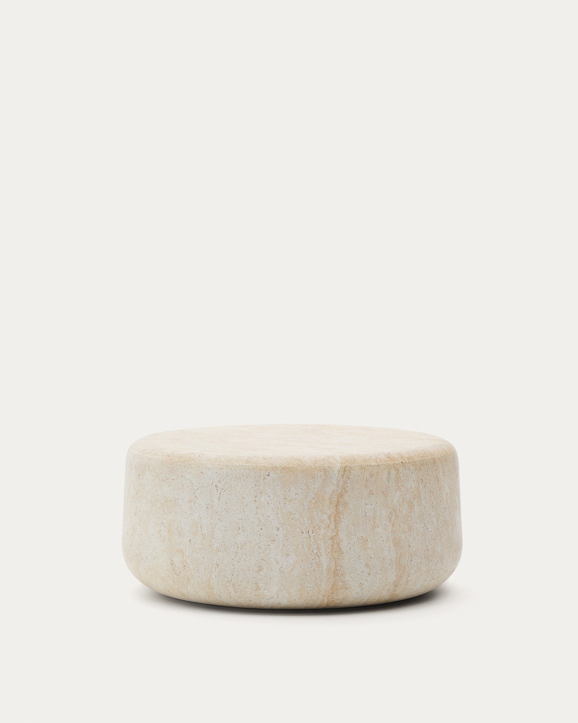 Eleganter Couchtisch Drasi: Zement in Travertinoptik, wetterfest, leicht, vielseitig für Innen- und Aussenbereiche.