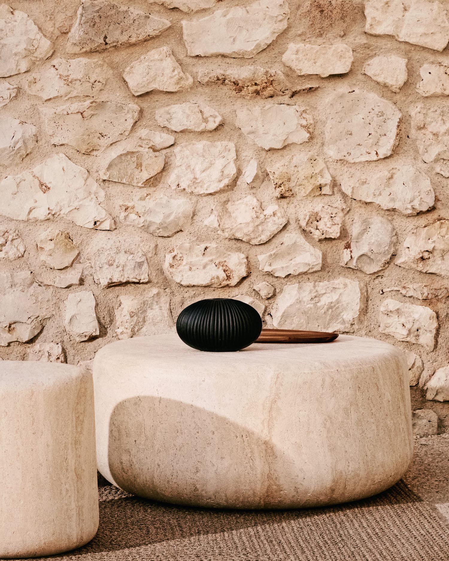 Eleganter Couchtisch aus Zement in Travertinoptik, robust und leicht, ideal für drinnen und draussen.