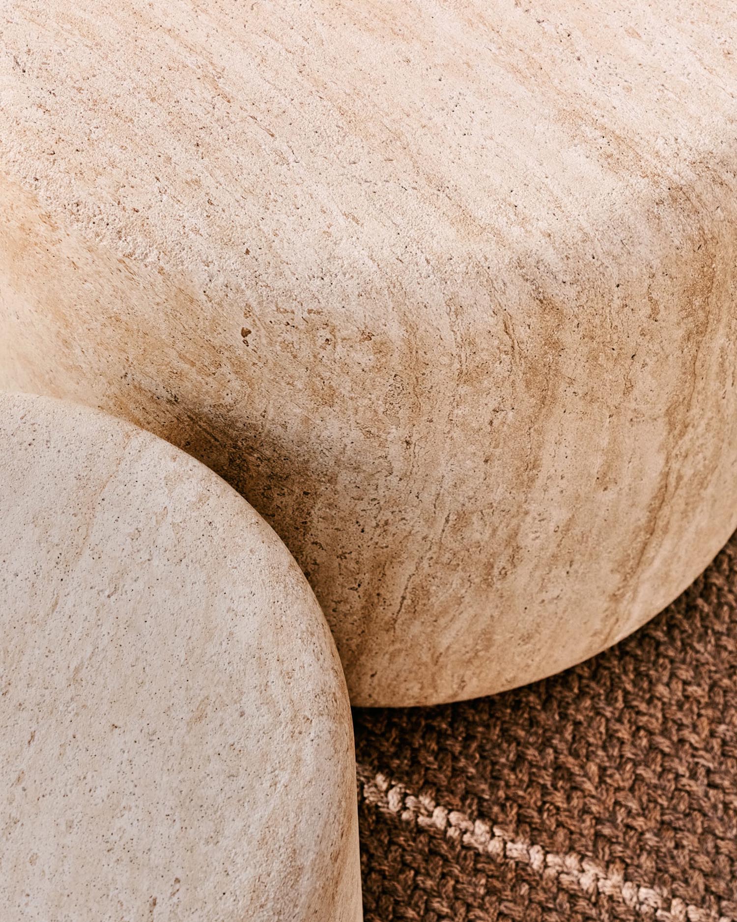 Moderner Couchtisch Drasi aus Zement mit stilvollem Travertinfinish, perfekt für jeden Raum und wetterfest für den Außenbereich.