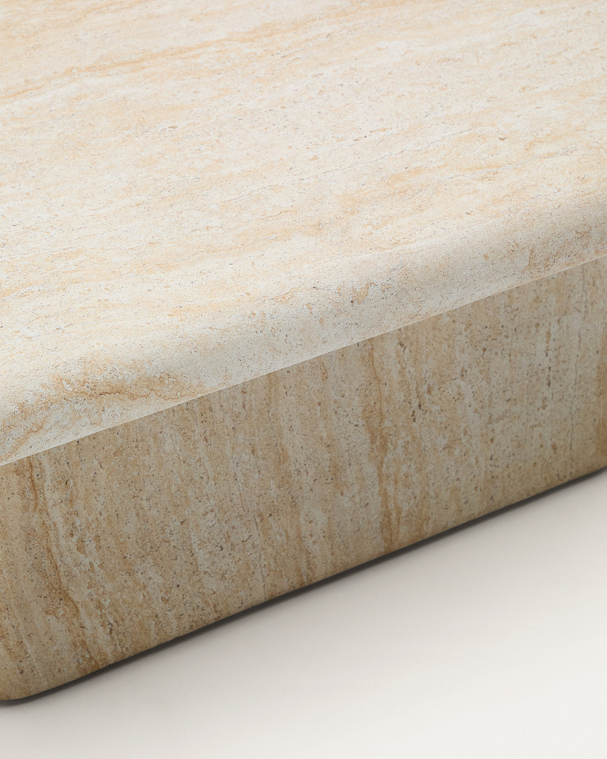 Couchtisch Drasi aus Zement in Travertinoptik 140 x 70 cm in Beige, Ecru präsentiert im Onlineshop von KAQTU Design AG. Loungetisch ist von Kave Home