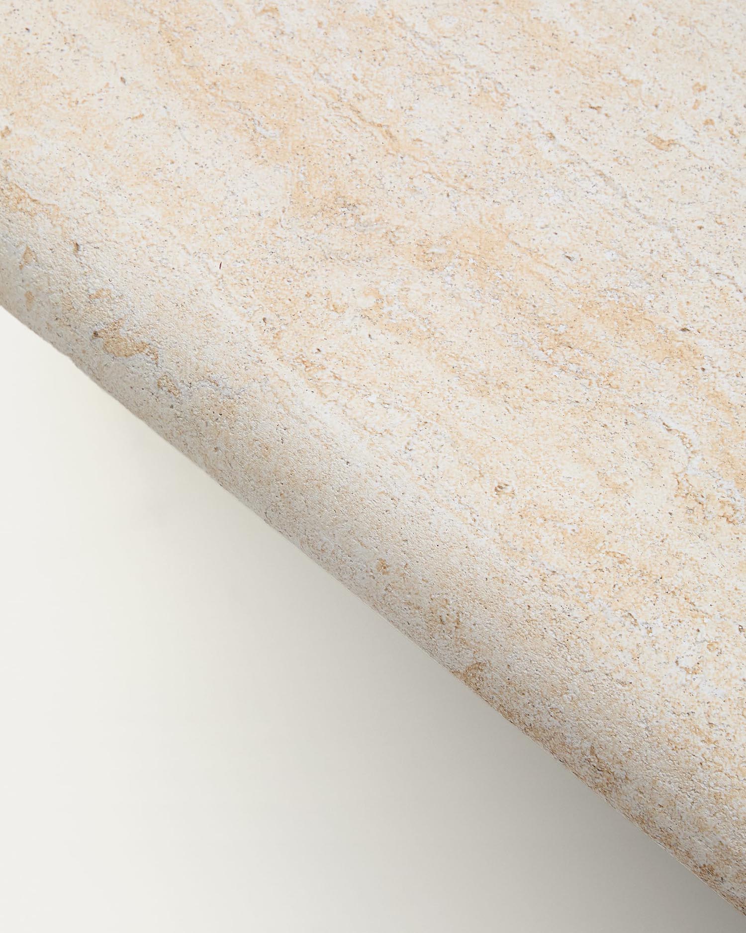 Eleganter Couchtisch Drasi aus robustem Zement in zeitloser Travertinoptik, ideal für Innen- und Außenbereiche, 140 x 70 cm.