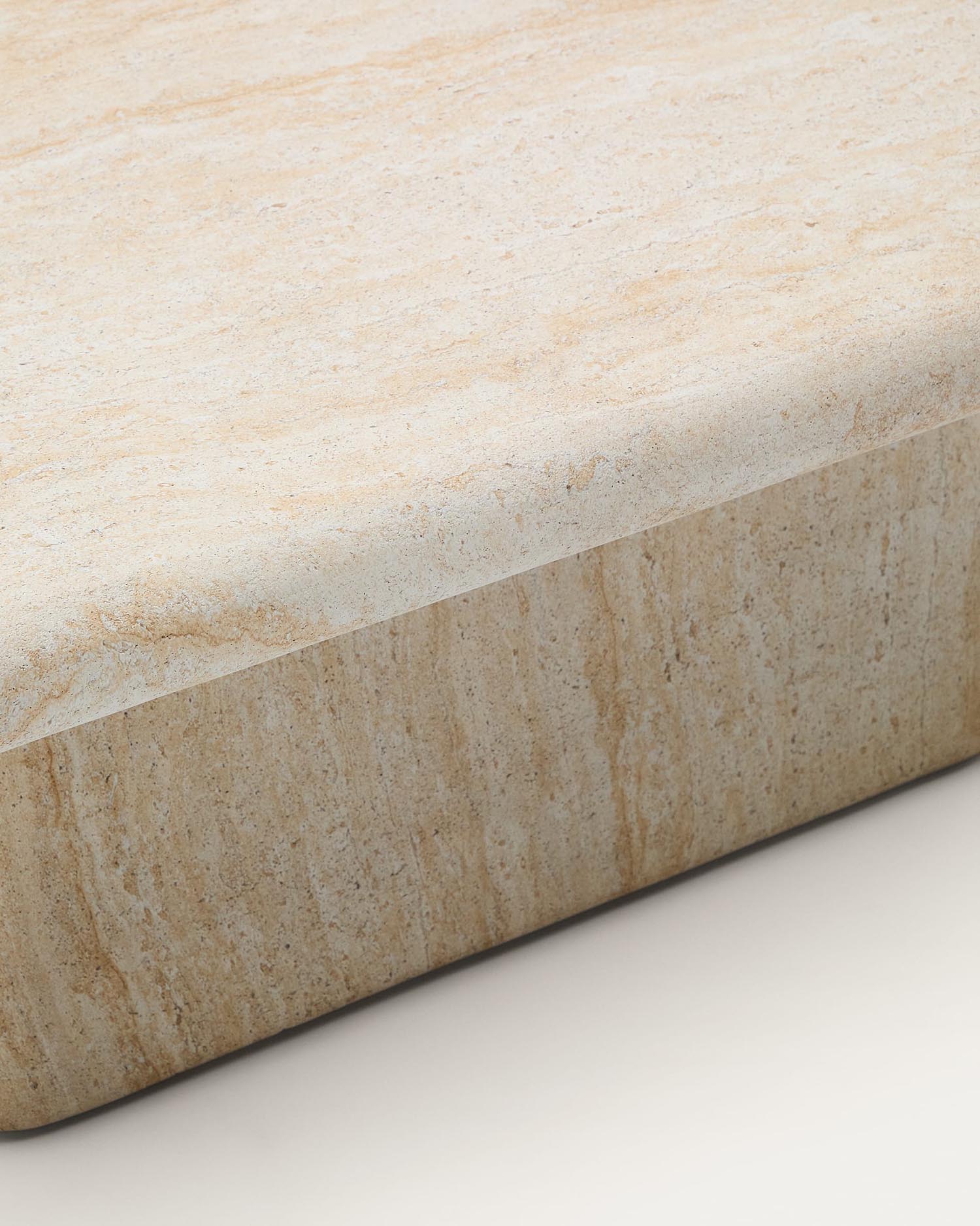 Stylischer Couchtisch Drasi aus leichtem, wetterfestem Zement in natürlicher Travertinoptik, perfekt für Wohnzimmer und Terrassen, 140 x 70 cm.