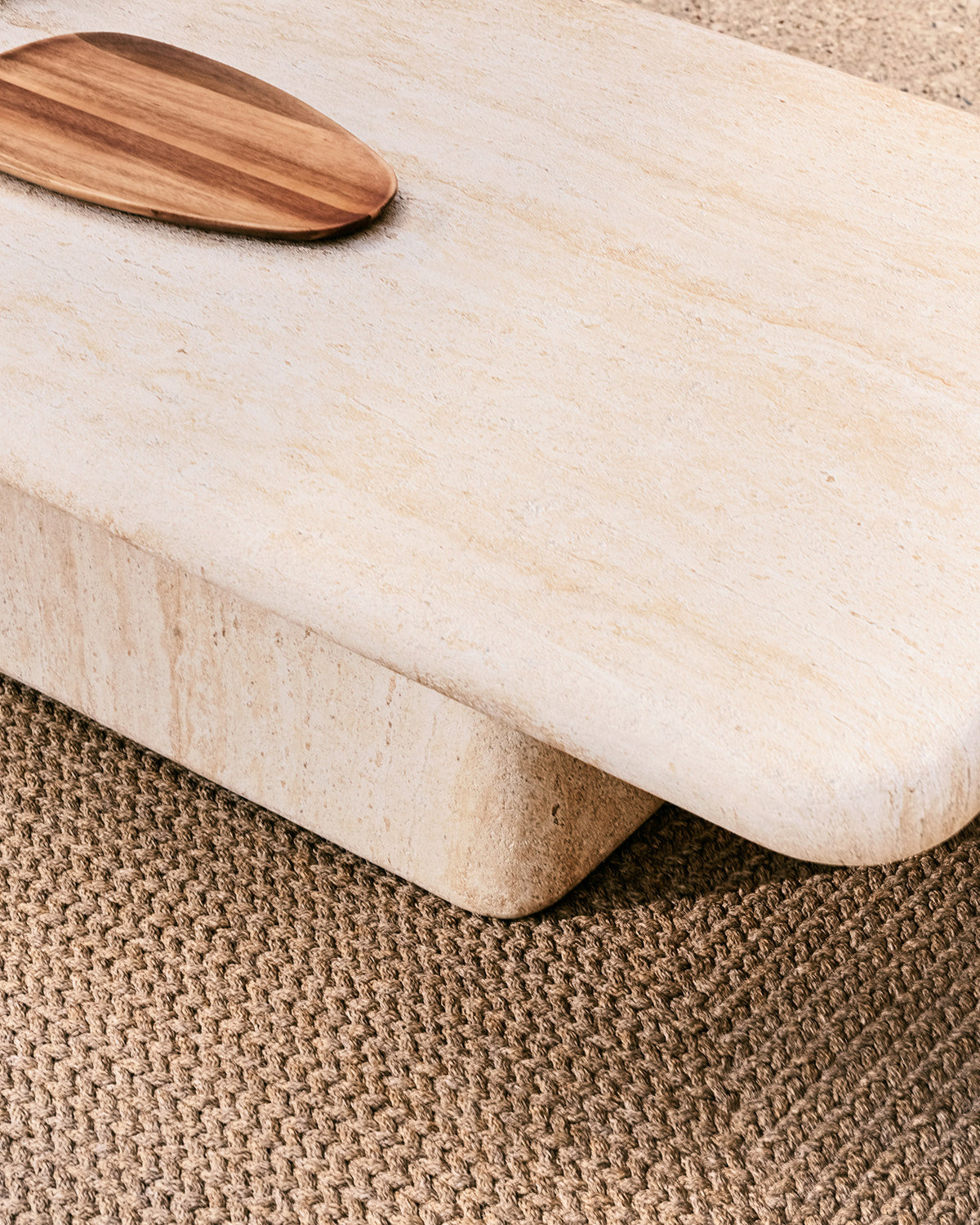 Couchtisch Drasi aus Zement in Travertinoptik 140 x 70 cm in Beige, Ecru präsentiert im Onlineshop von KAQTU Design AG. Loungetisch ist von Kave Home