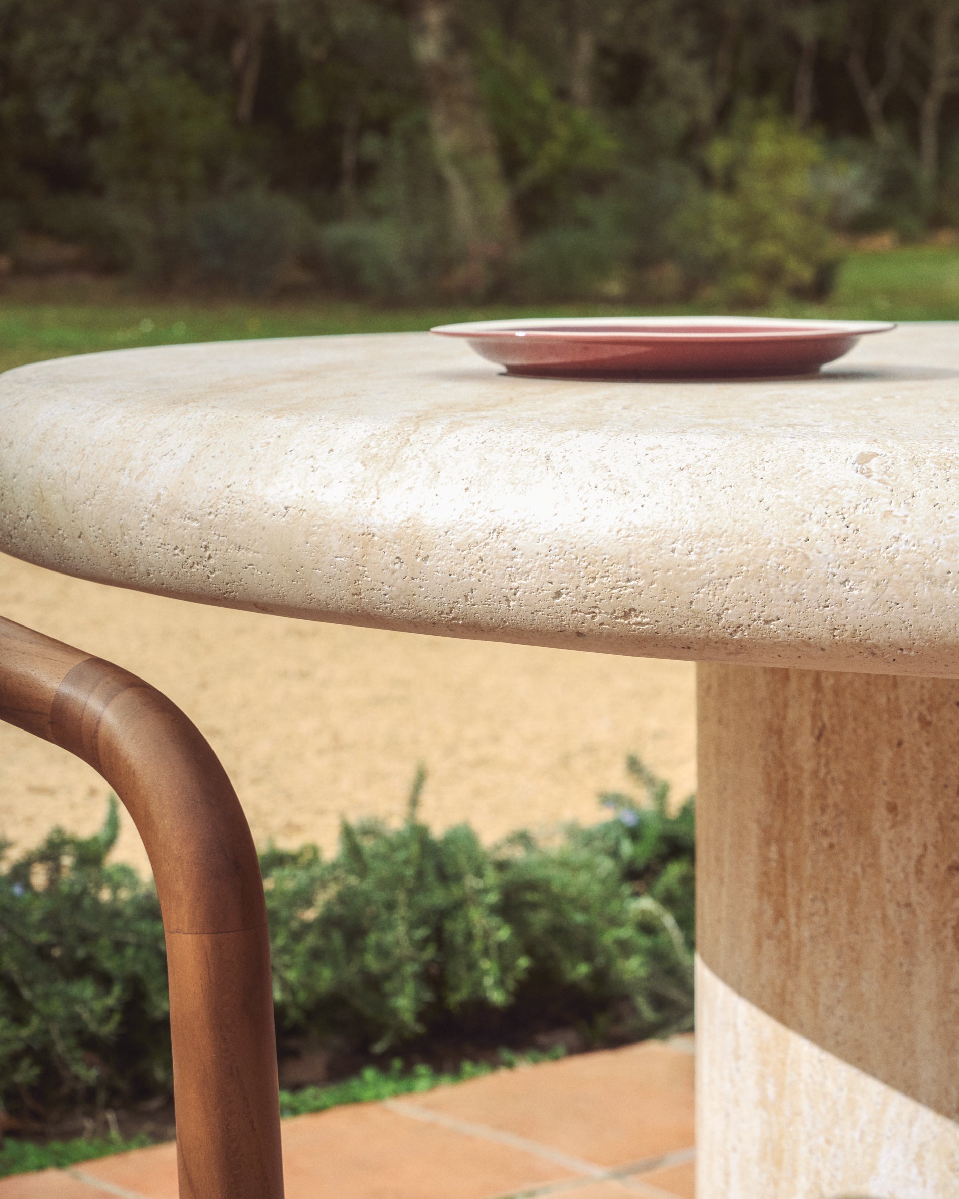 Runder Tisch Drasi aus Zement mit Finish in Travertinoptik, Ø 122 cm in Beige präsentiert im Onlineshop von KAQTU Design AG. Gartentisch ist von Kave Home