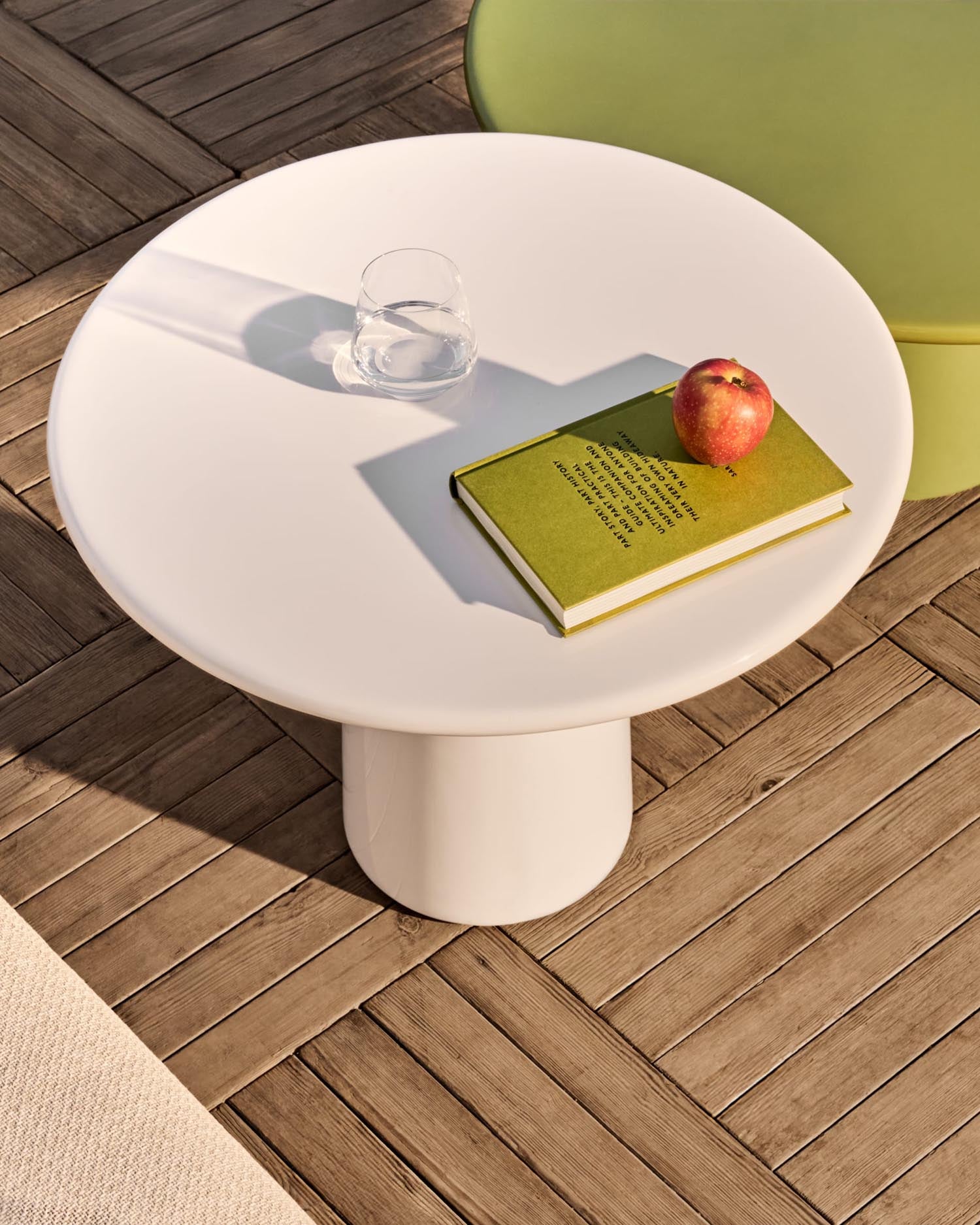 Der Couchtisch Albanella besticht durch sein einzigartiges Design und wetterfesten Zement, ideal für stilvolle Aussenbereiche.