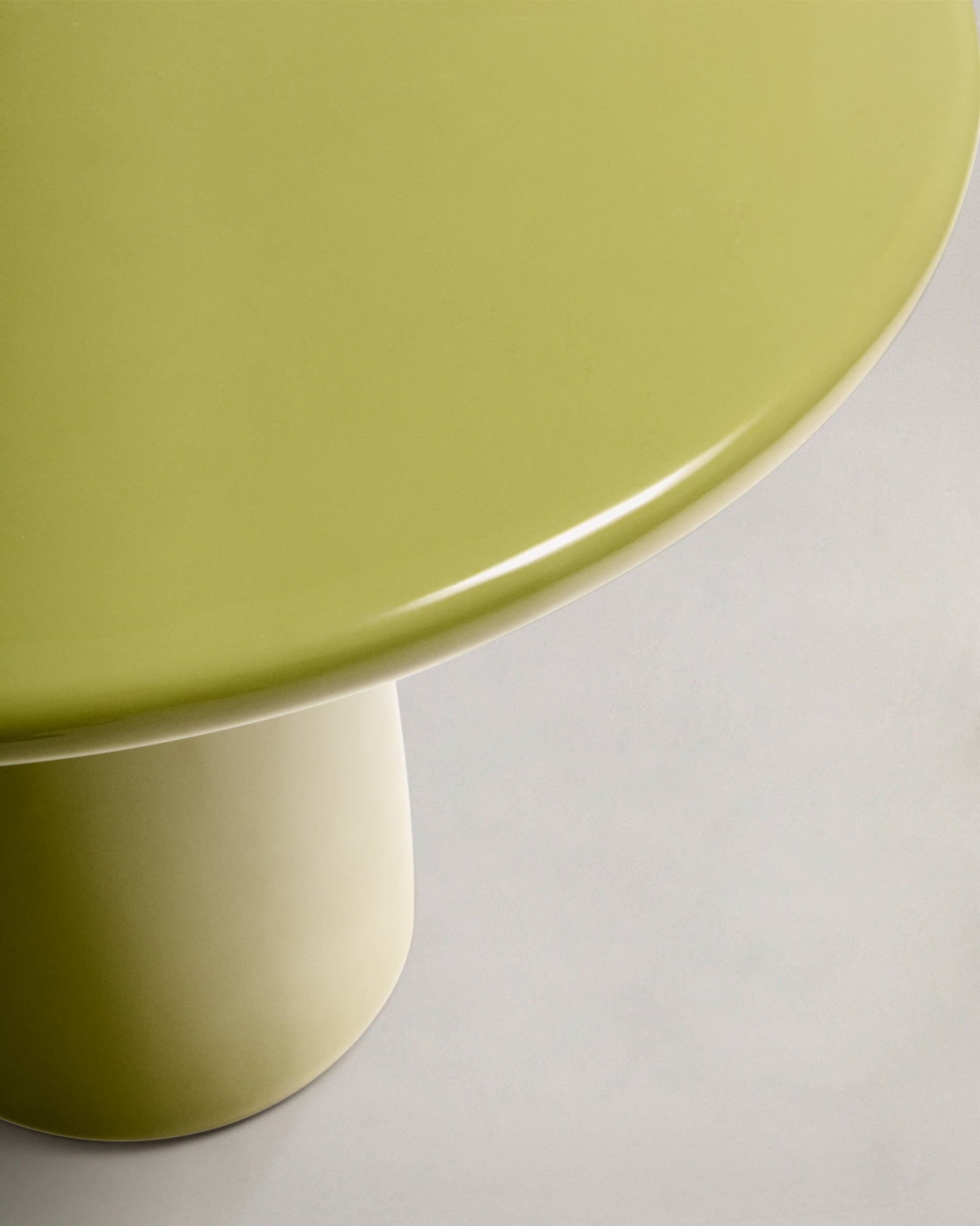 Stilvoller Couchtisch Albanella aus robustem Zement mit lebendigem, glänzend grünem Finish, Ø 65 cm – ideal für jeden Außenbereich.