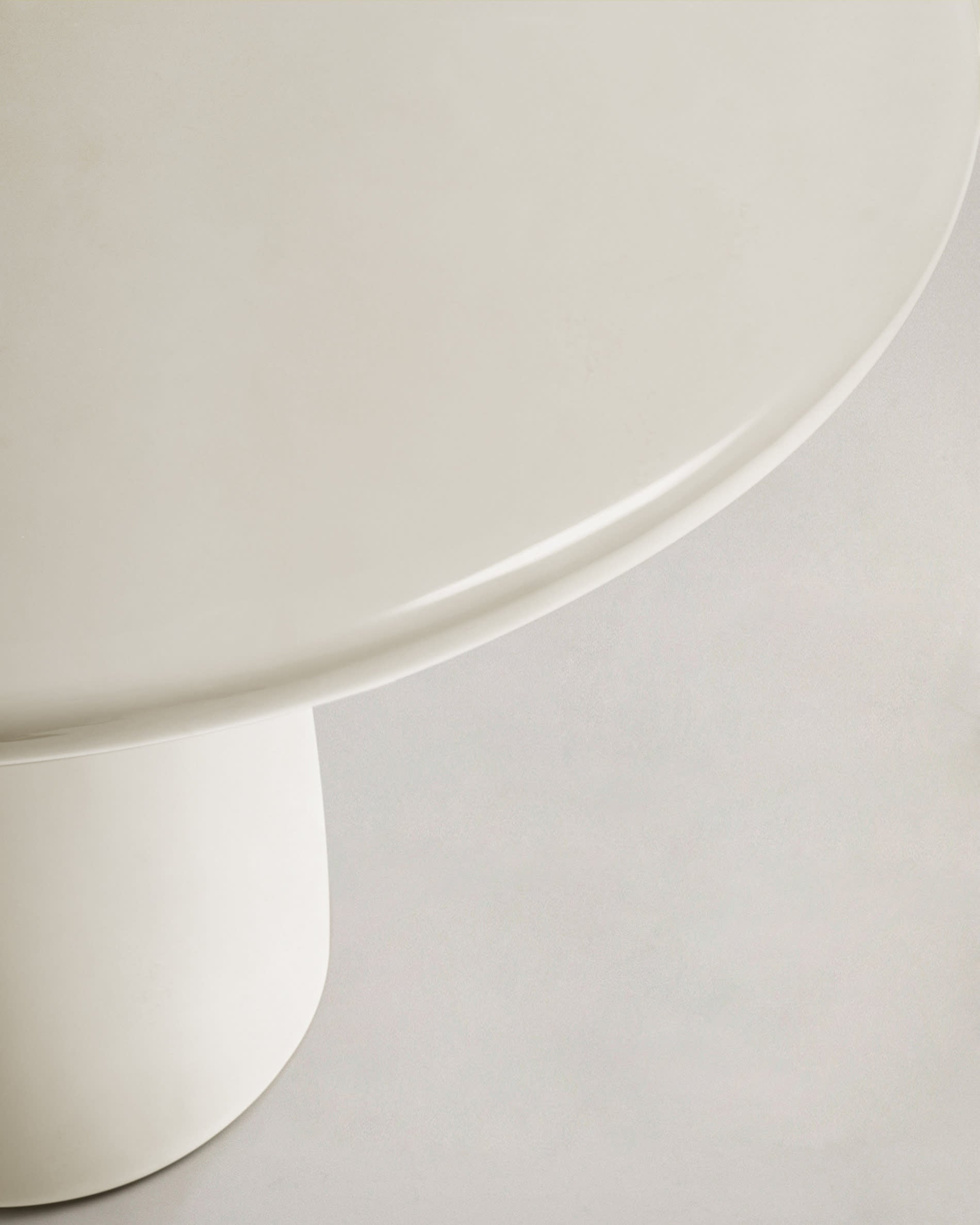 Erleben Sie den stilvollen Couchtisch Albanella aus Zement mit elegantem, glänzendem Finish. Ideal für Garten und Terrasse, wetterfest und praktisch!