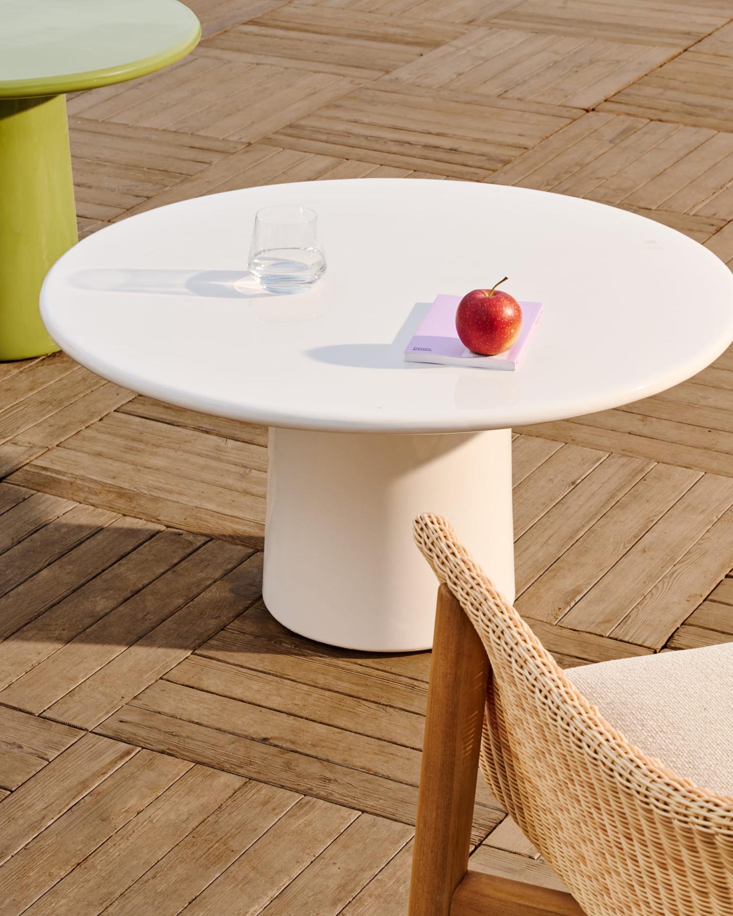 Eleganter Couchtisch aus wetterfestem Zement, Ø 85 cm, glänzend weiss, ideal für stilvolle Outdoor-Bereiche.