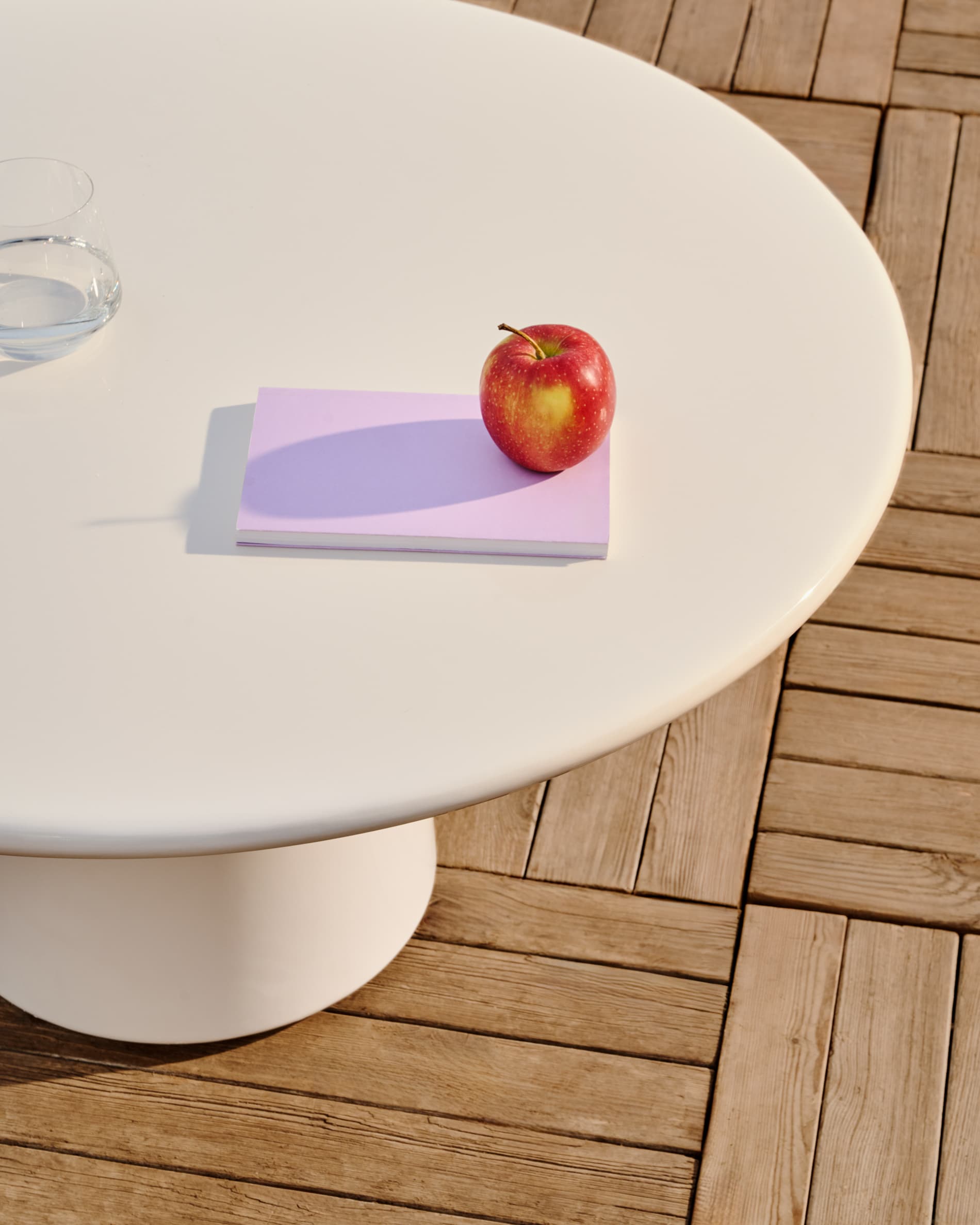 Eleganter Couchtisch Albanella aus Zement, Ø 85 cm, mit glänzend weissem Finish, perfekt für moderne Wohnräume.