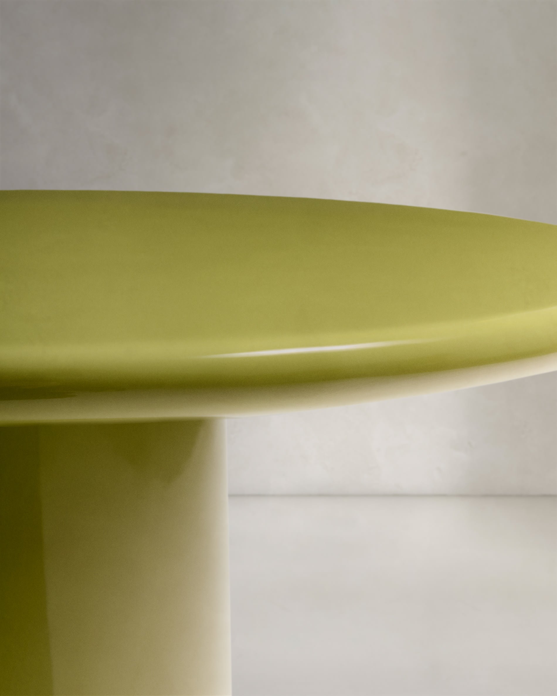 Einzigartiger Couchtisch Albanella, Ø 85 cm, aus wetterfestem Zement mit glänzend grünem Finish – ideal für stilvolle Outdoor-Bereiche.