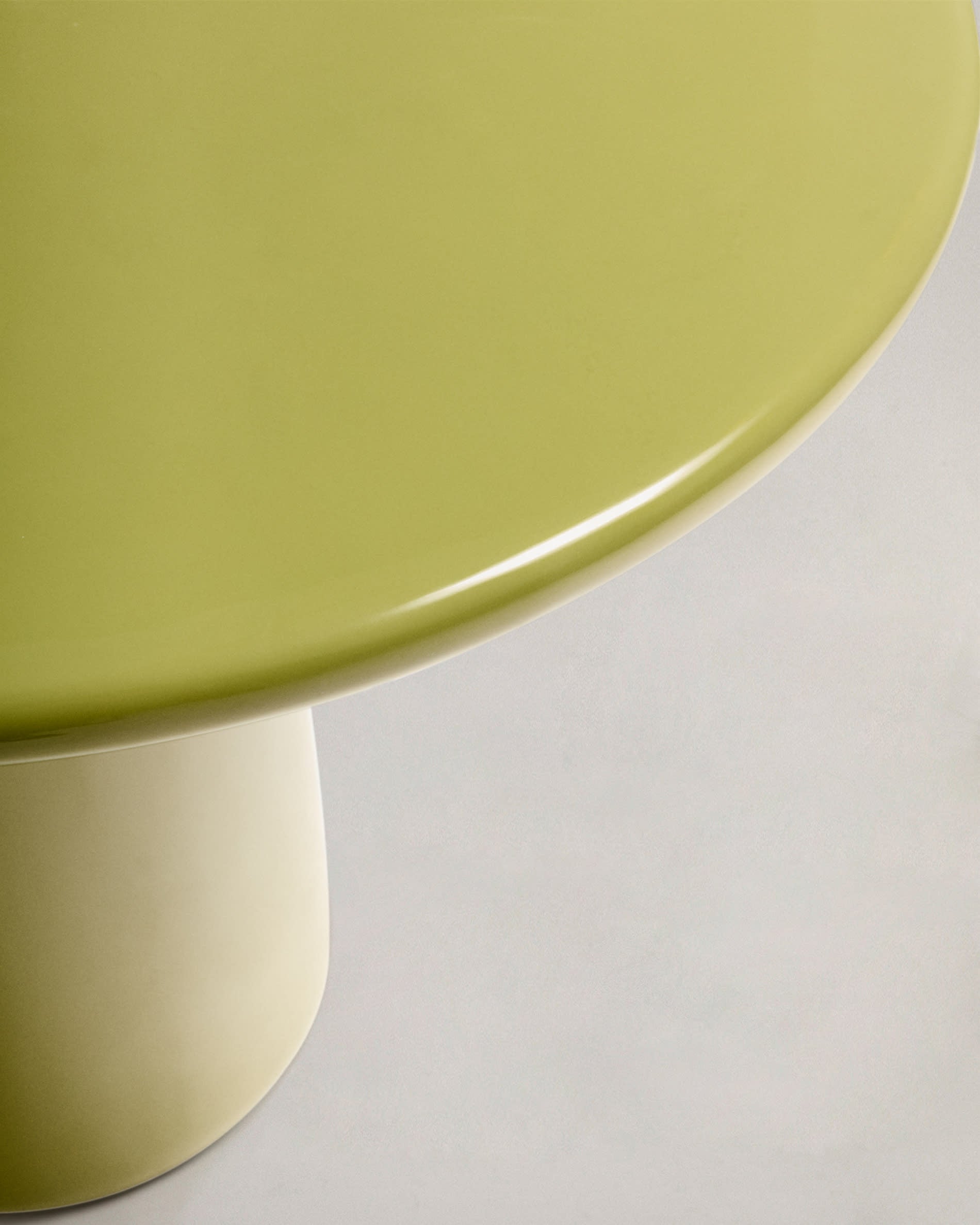 Entdecken Sie den Albanella Couchtisch: Ø 85 cm, aus robustem Zement mit strahlend grünem Finish – perfekt für jeden Außenbereich!