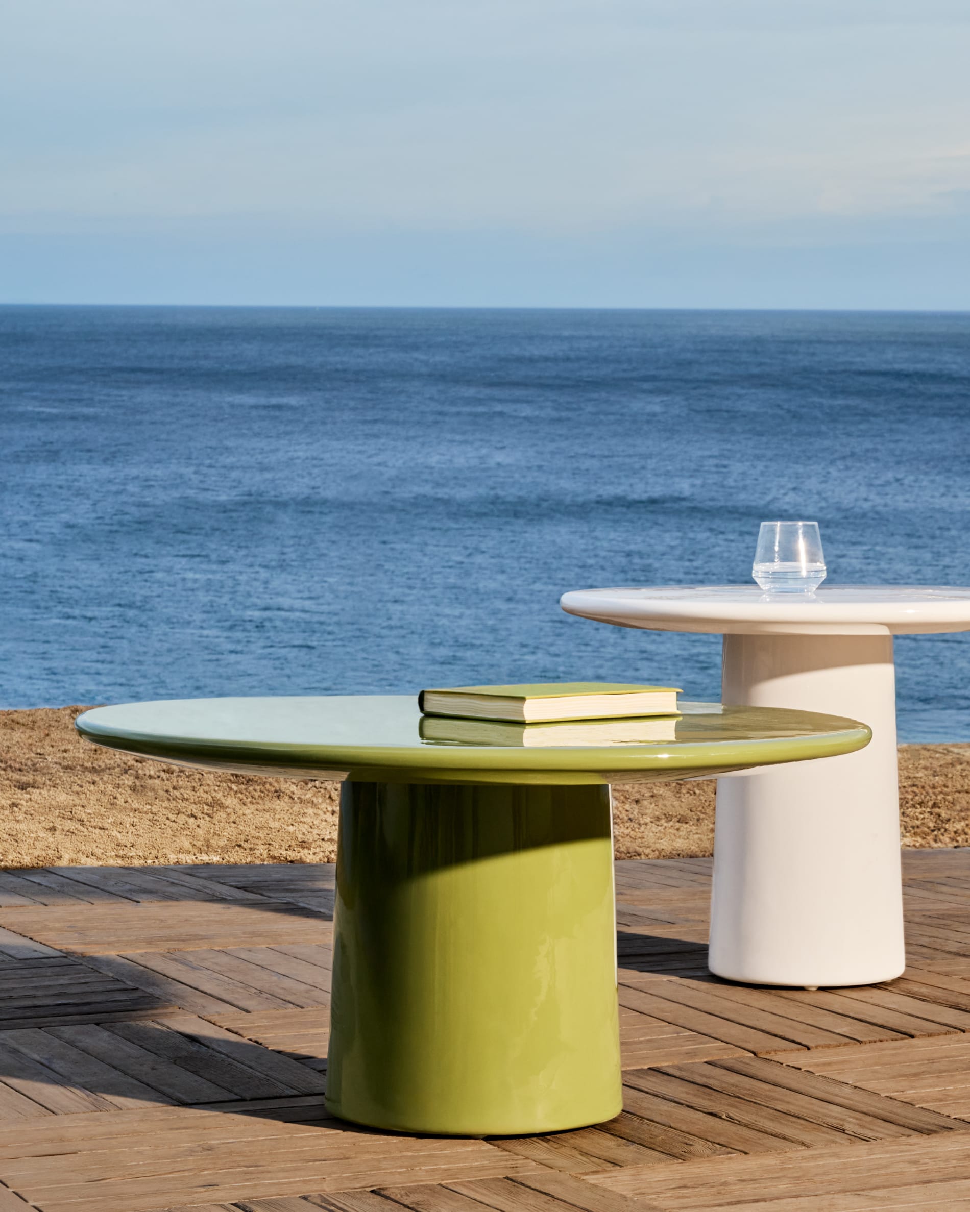 Moderner Couchtisch Albanella, Ø 85 cm, aus Zement mit glänzend grünem Finish, ideal für stilvolle Wohnräume.