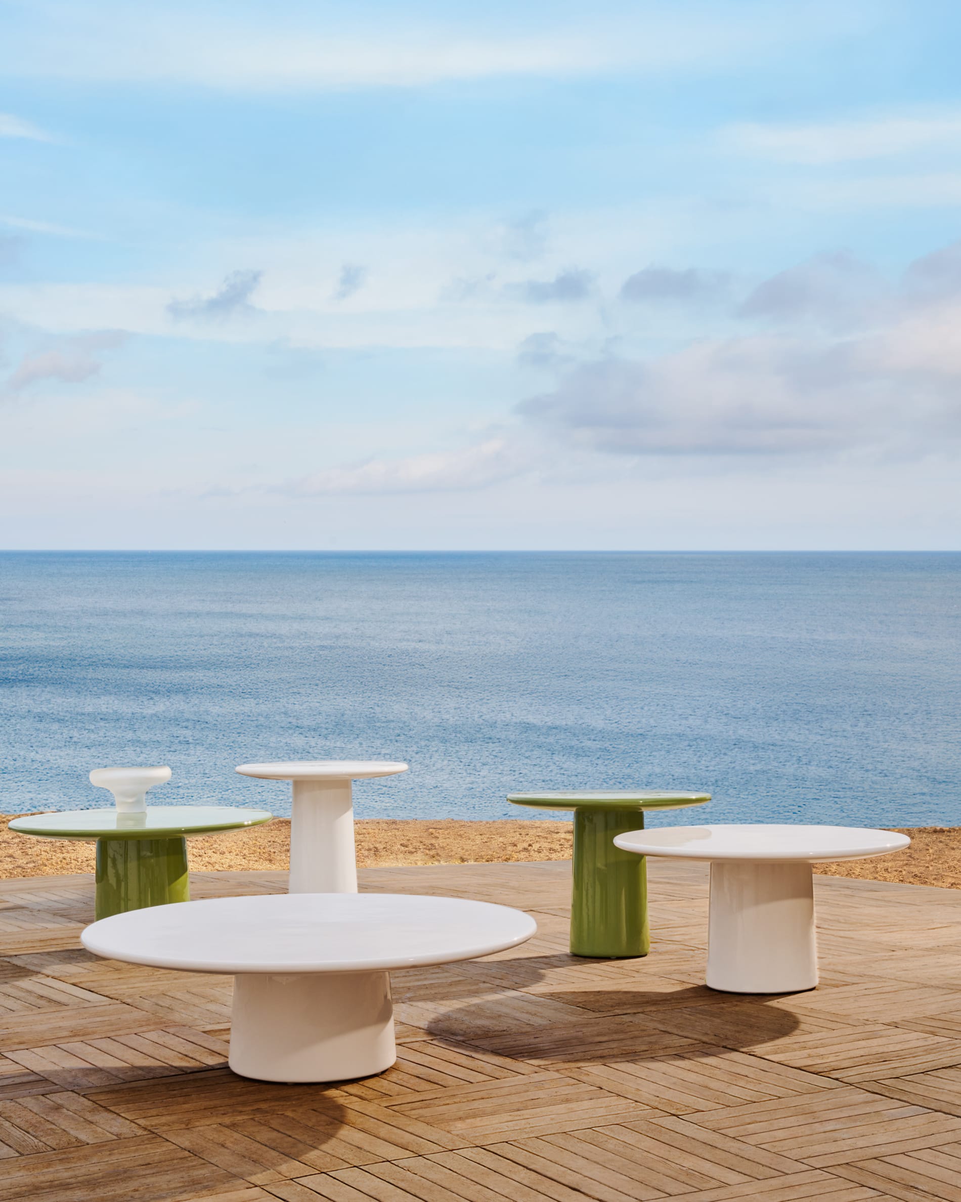 Eleganter Couchtisch Albanella, Ø 85 cm, aus Zement mit grünem Glanzfinish, perfekt für moderne und stilvolle Einrichtungen.