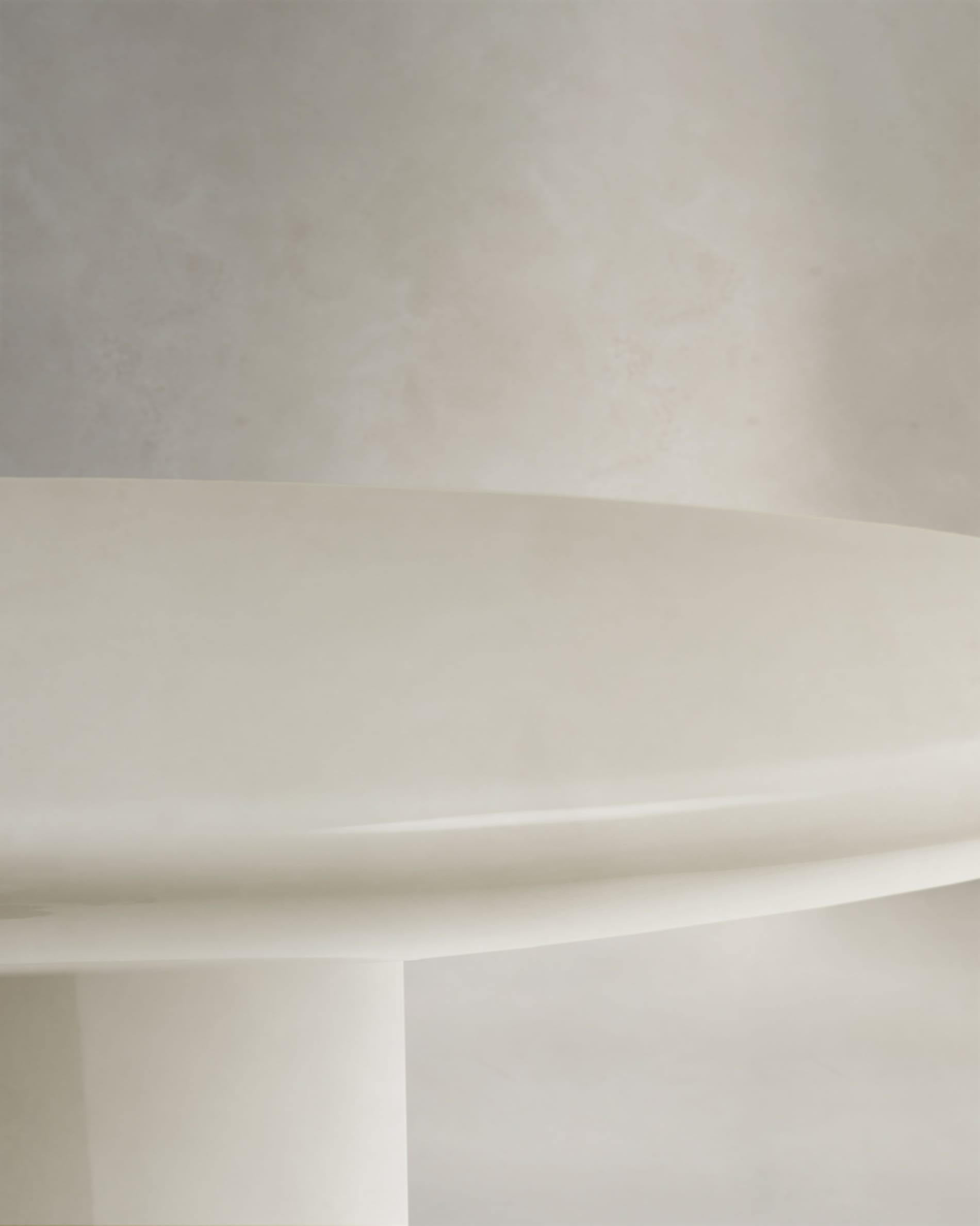 Entdecken Sie den einzigartigen Couchtisch Albanella aus wetterfestem Zement mit elegantem, glänzendem Finish. Ideal für jeden Außenbereich!