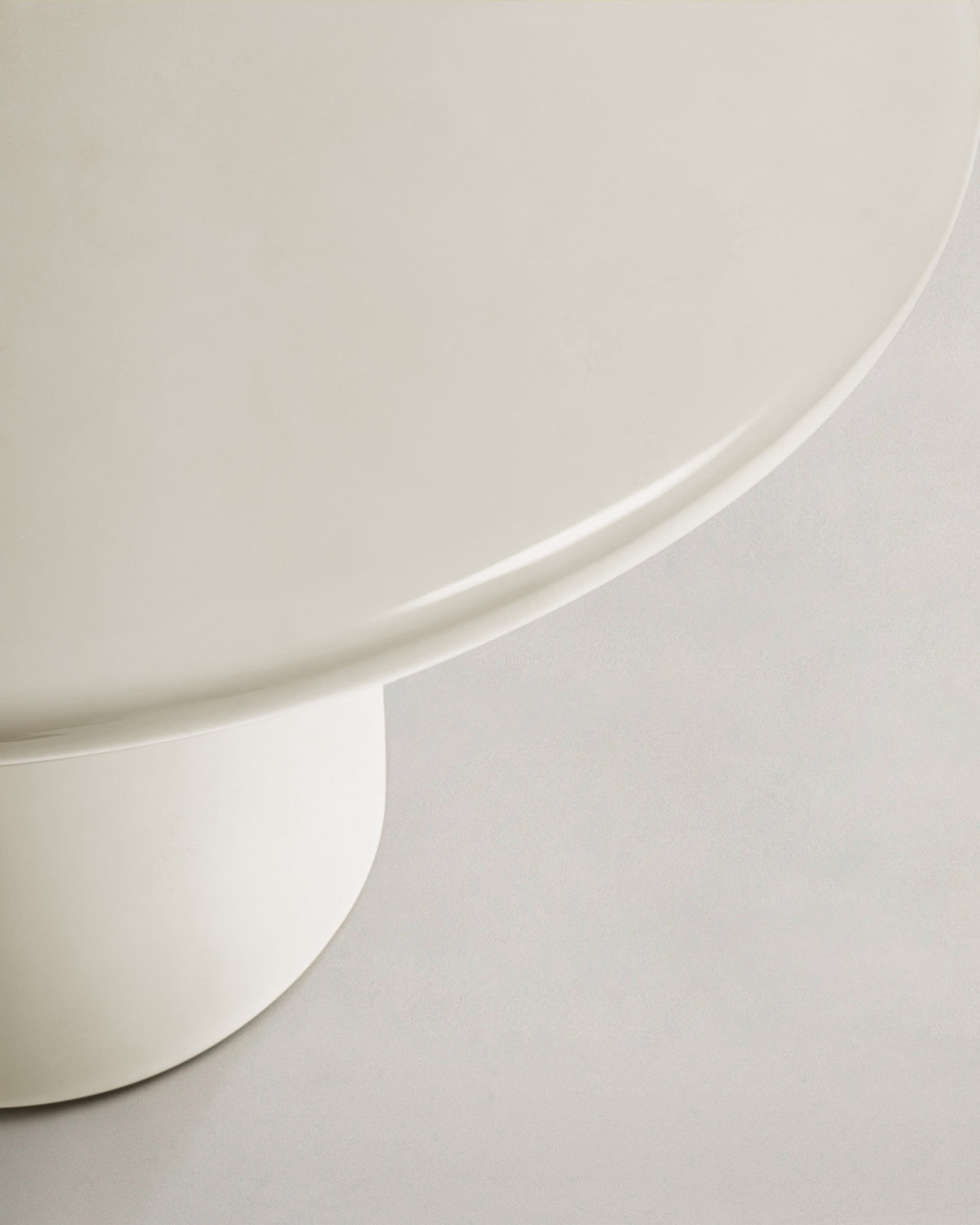 Der stilvolle Couchtisch Albanella aus robustem Zement mit glänzendem Finish ist perfekt für Terrassen und Gärten. Ein echtes Unikat!