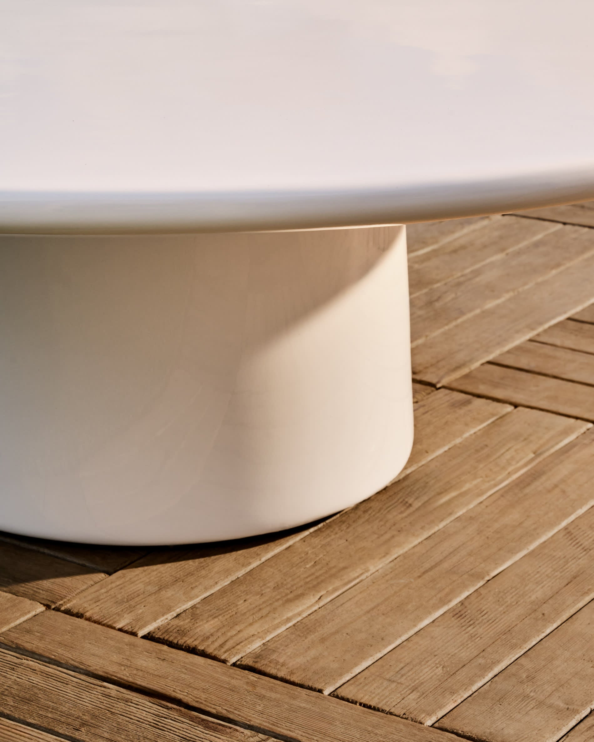 Moderner Couchtisch Albanella aus Zement mit glänzend weissem Finish, Ø 110 cm, stilvoll und robust von Kave Home.