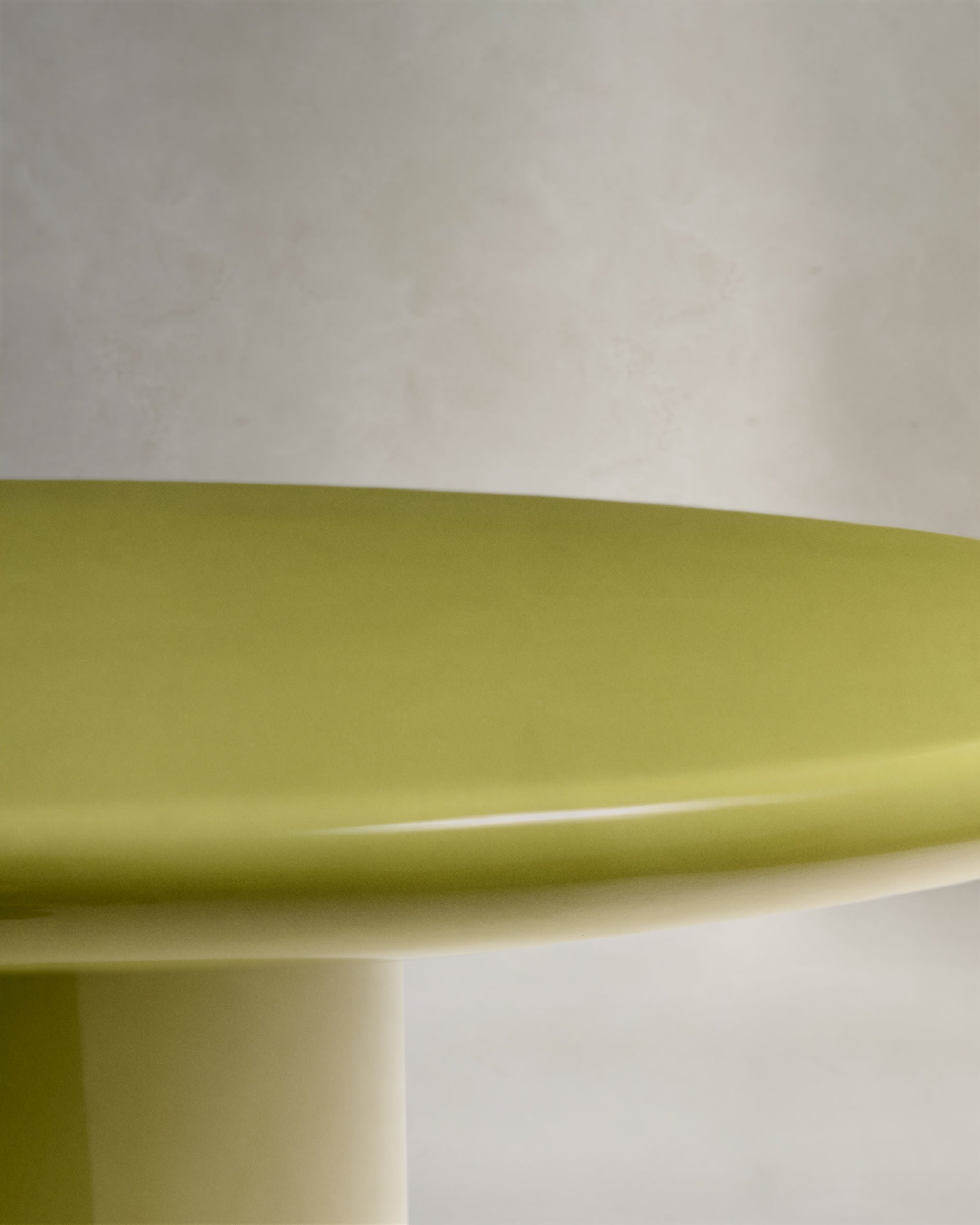 Eleganter Couchtisch aus wetterfestem Zement mit glänzend grünem Finish, Ø 110 cm, perfekt für stilvolle Outdoor-Bereiche und moderne Wohnkonzepte.