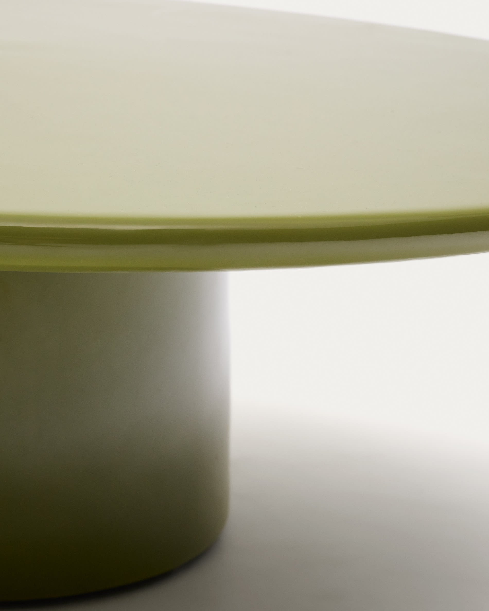 Stilvoller Couchtisch aus robustem Zement mit glänzend grünem Finish, Ø 110 cm, perfekt für den Outdoor-Bereich und moderne Wohnräume.