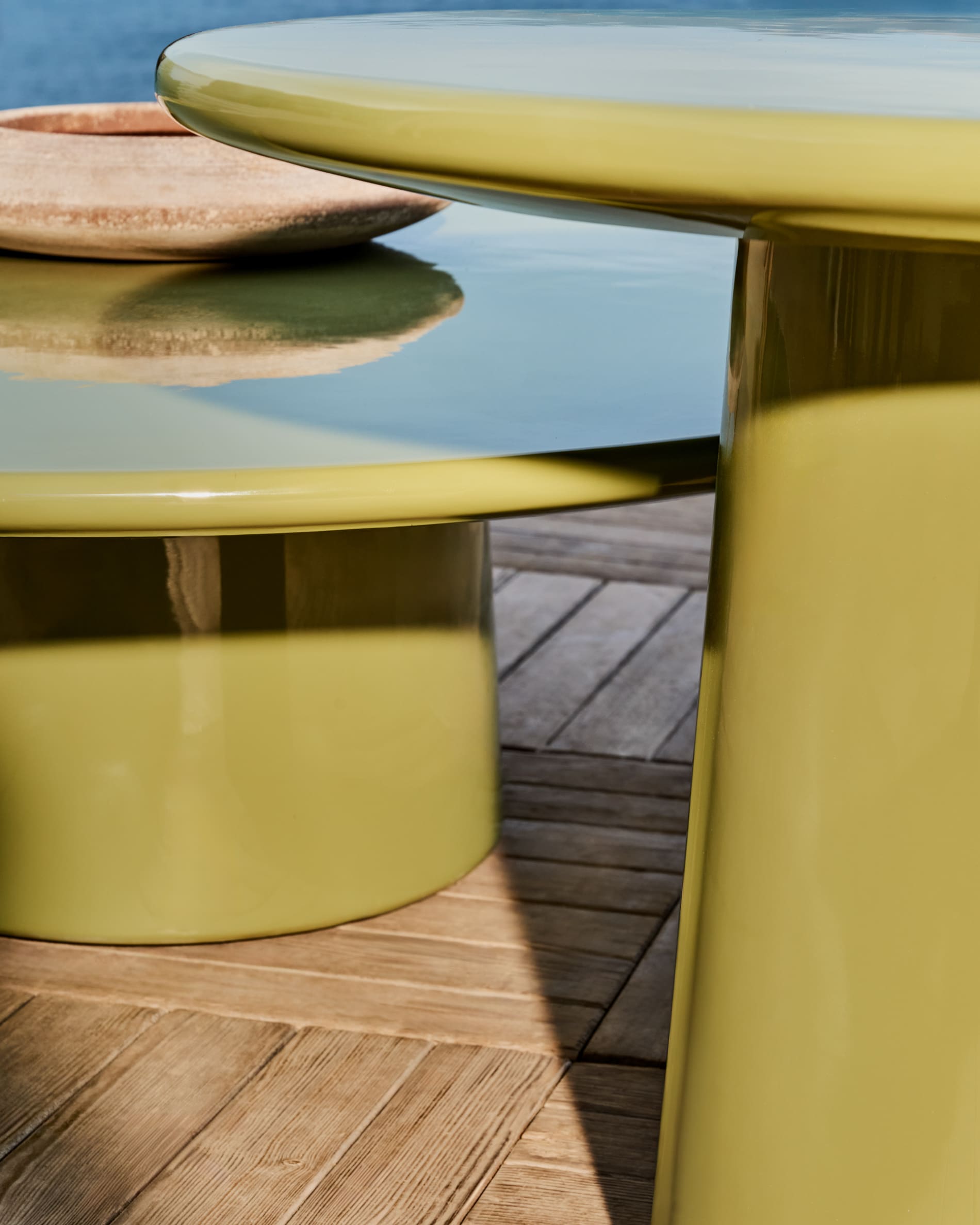 Moderner Couchtisch aus Zement mit grünem Hochglanz-Finish, Ø 110 cm, stilvoll und robust, ideal für zeitgemässe Wohnräume.