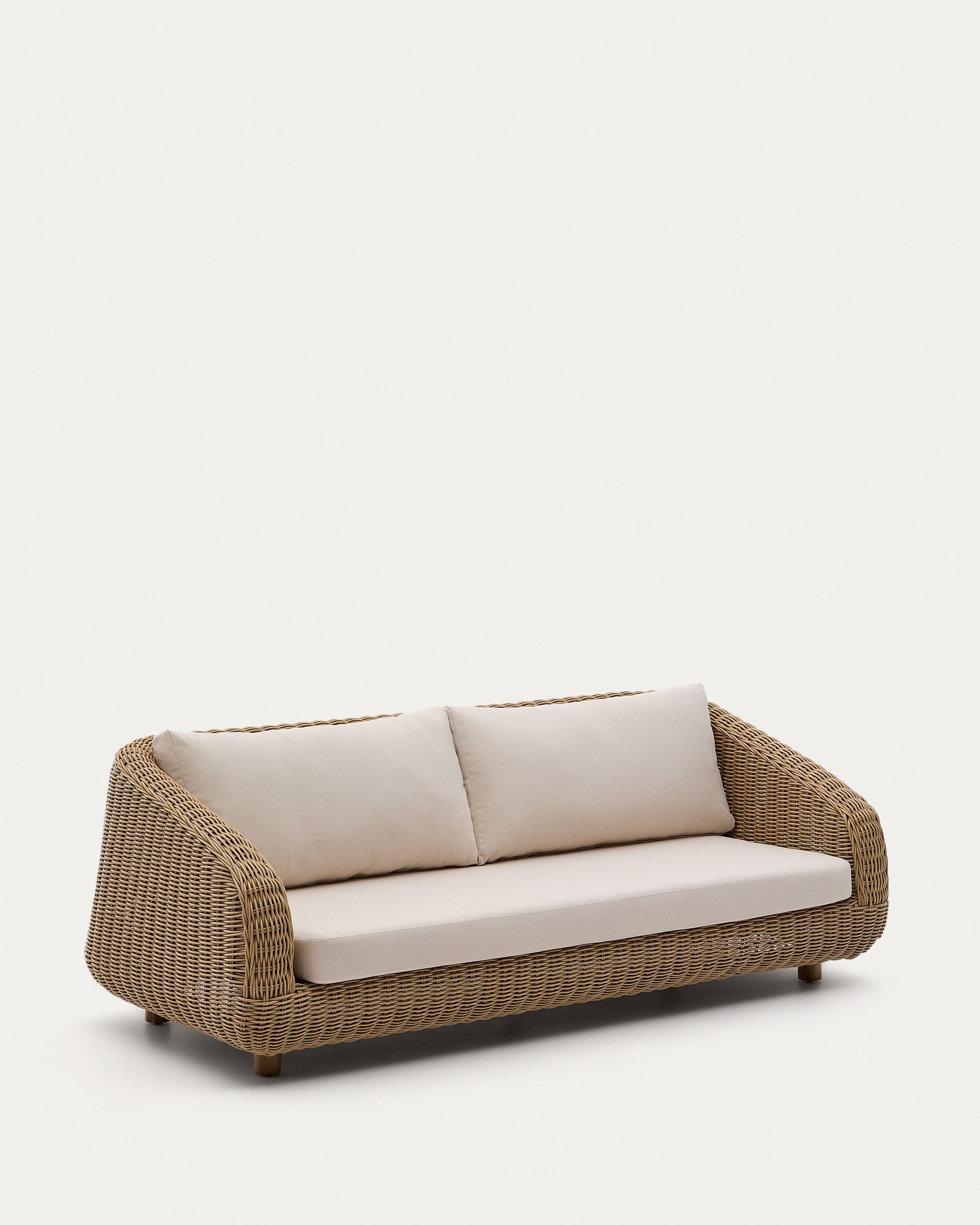 Das elegante 3-Sitzer-Sofa Meria aus robustem synthetischem Rattan von Kave Home ist perfekt für Aussenbereiche geeignet.