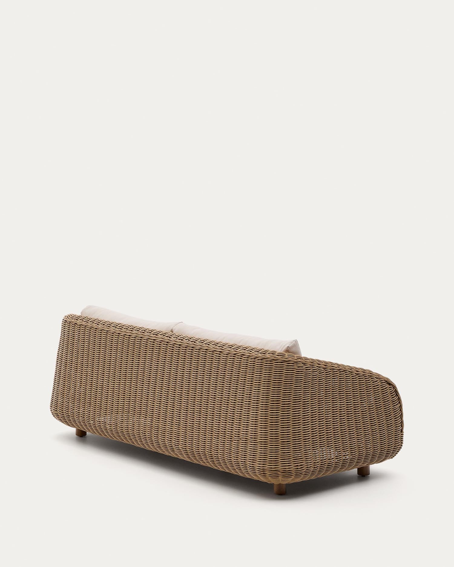 Das 3-Sitzer-Sofa Meria aus robustem synthetischem Rattan von Kave Home bietet stilvollen Komfort für den Aussenbereich.