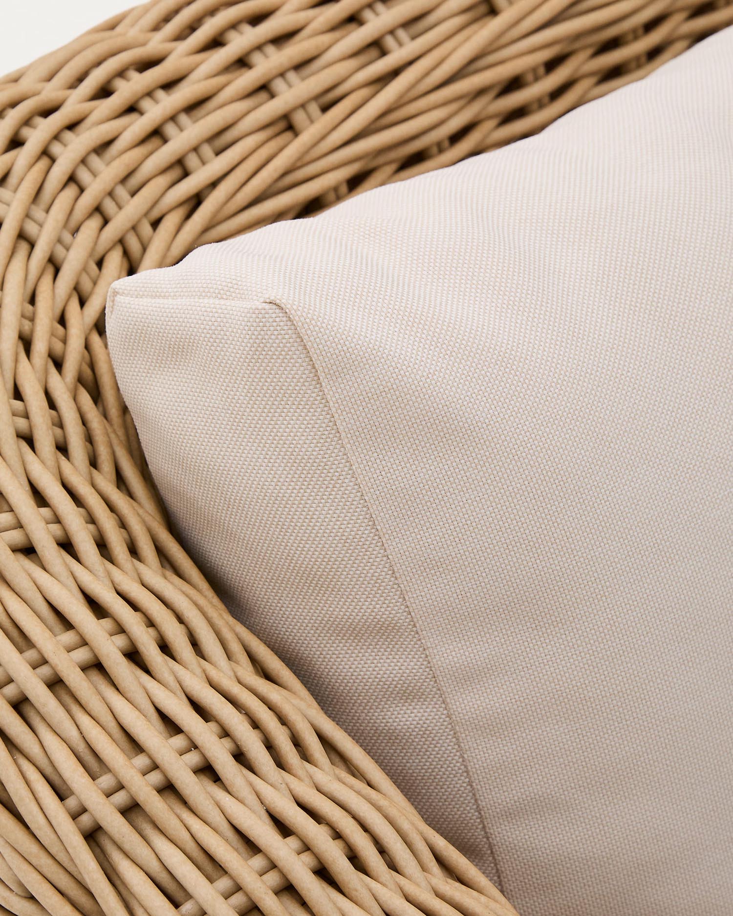 Das 3-Sitzer-Sofa Meria vereint elegantes Design mit langlebigem synthetischem Rattan und stabilen Akazienholzbeinen – ideal für Garten und Wohnzimmer.