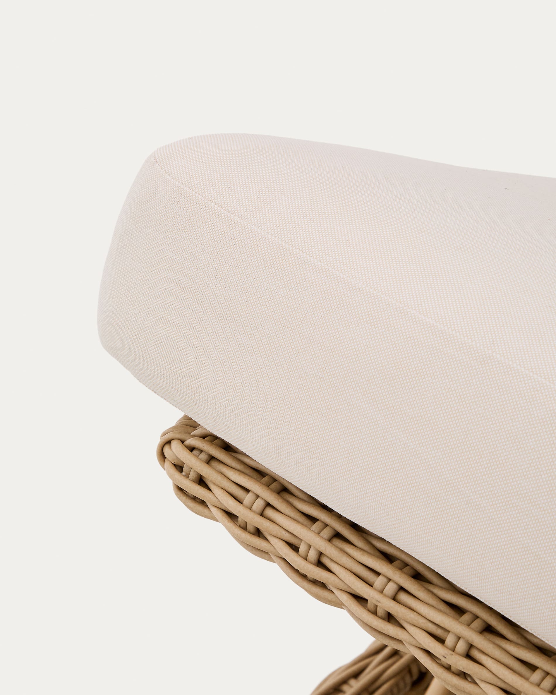 Stilvolle Sonnenliege Meria aus langlebigem synthetischem Rattan und FSC-zertifiziertem Akazienholz – perfekt für entspannte Stunden im Freien.