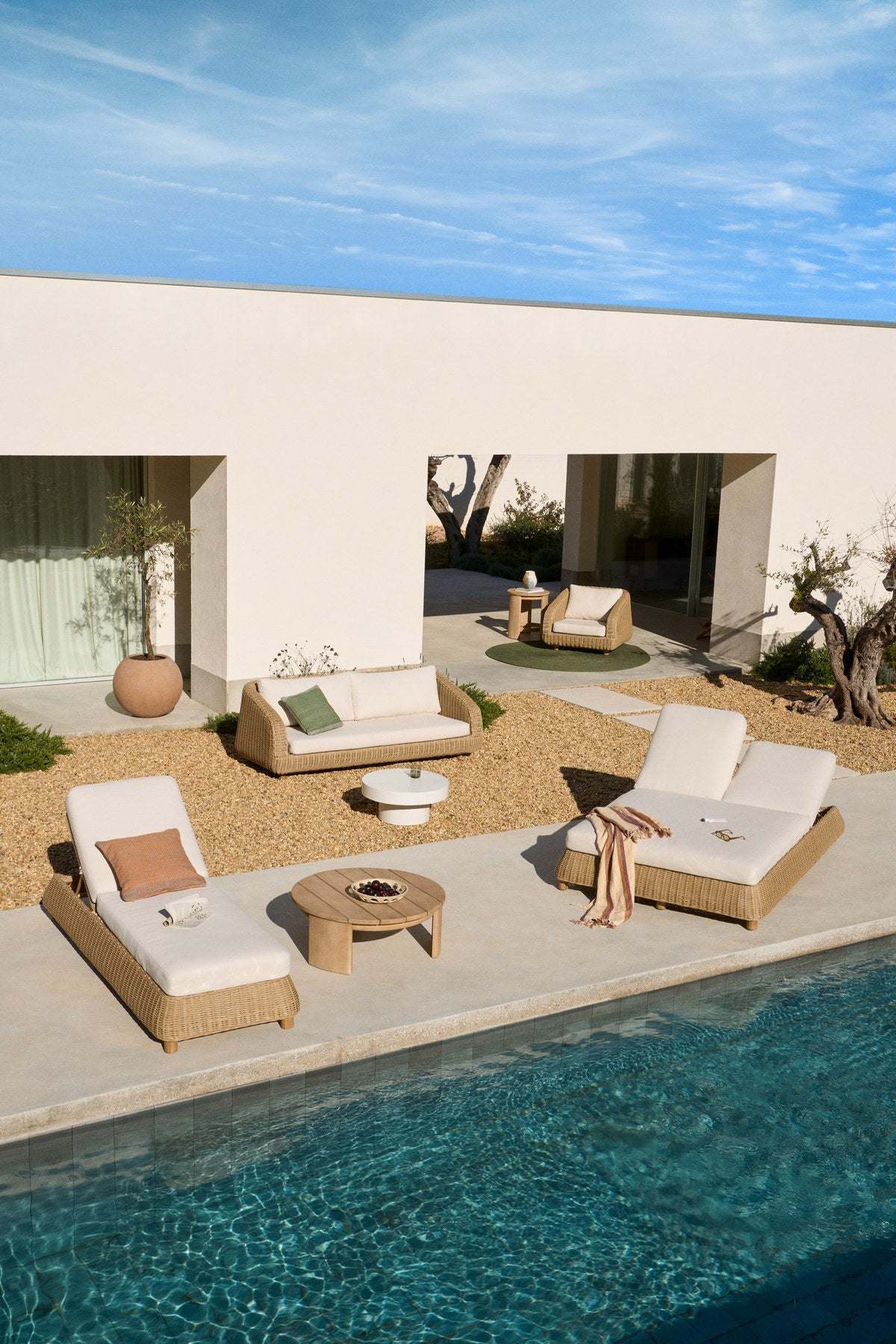 Sonnenliege Meria aus synthetischem Rattan und Beine aus massivem Akazienholz FSC 100% in Hellbraun, Beige, Ecru präsentiert im Onlineshop von KAQTU Design AG. Liegestuhl ist von Kave Home