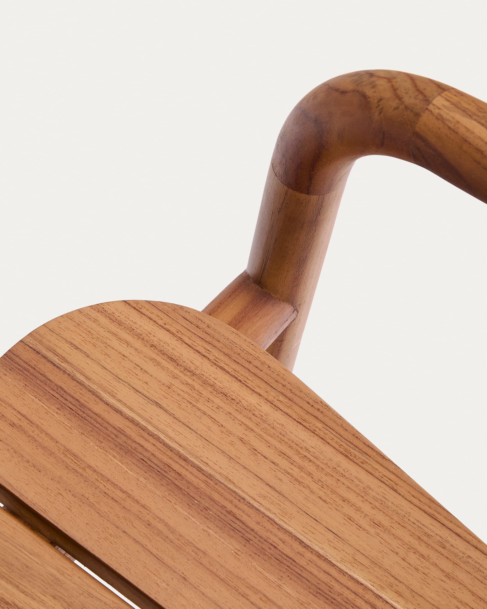 Stilvoller Outdoor-Hocker aus FSC-zertifiziertem Teakholz, 65 cm hoch. Ideal für Garten und Terrasse, vereint Komfort und Nachhaltigkeit.