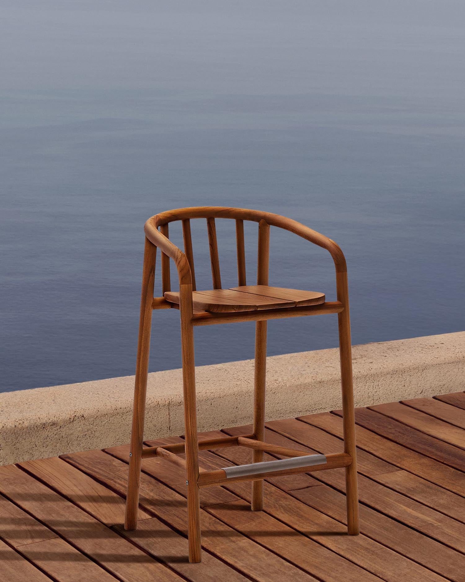 Der Turqueta Hocker aus massivem Teakholz vereint Stil und Nachhaltigkeit, ideal für jeden Aussenbereich.