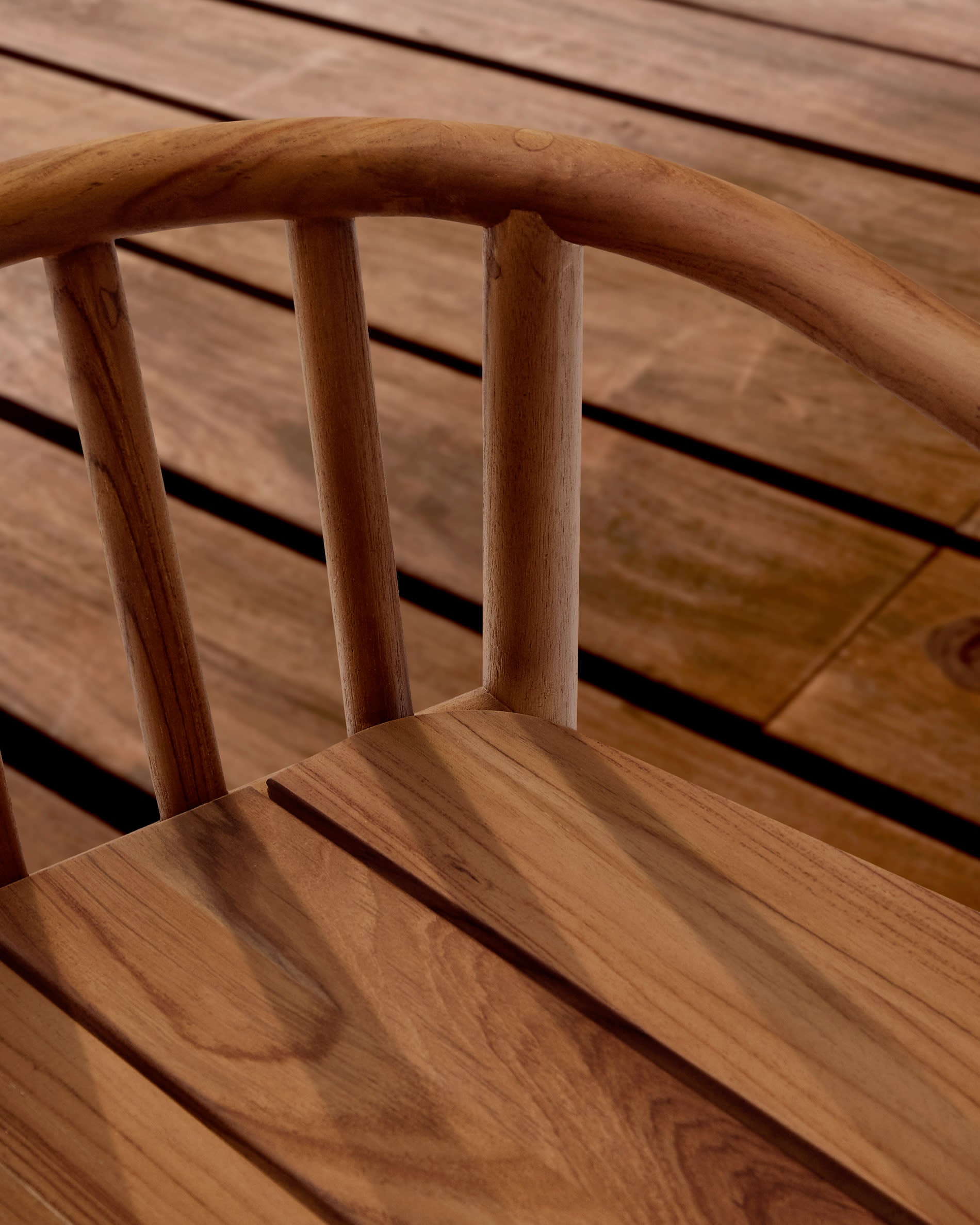 Der Outdoor-Hocker Turqueta aus FSC-zertifiziertem Teakholz bietet langlebigen Komfort und fügt sich harmonisch in jedes Outdoor-Design ein.