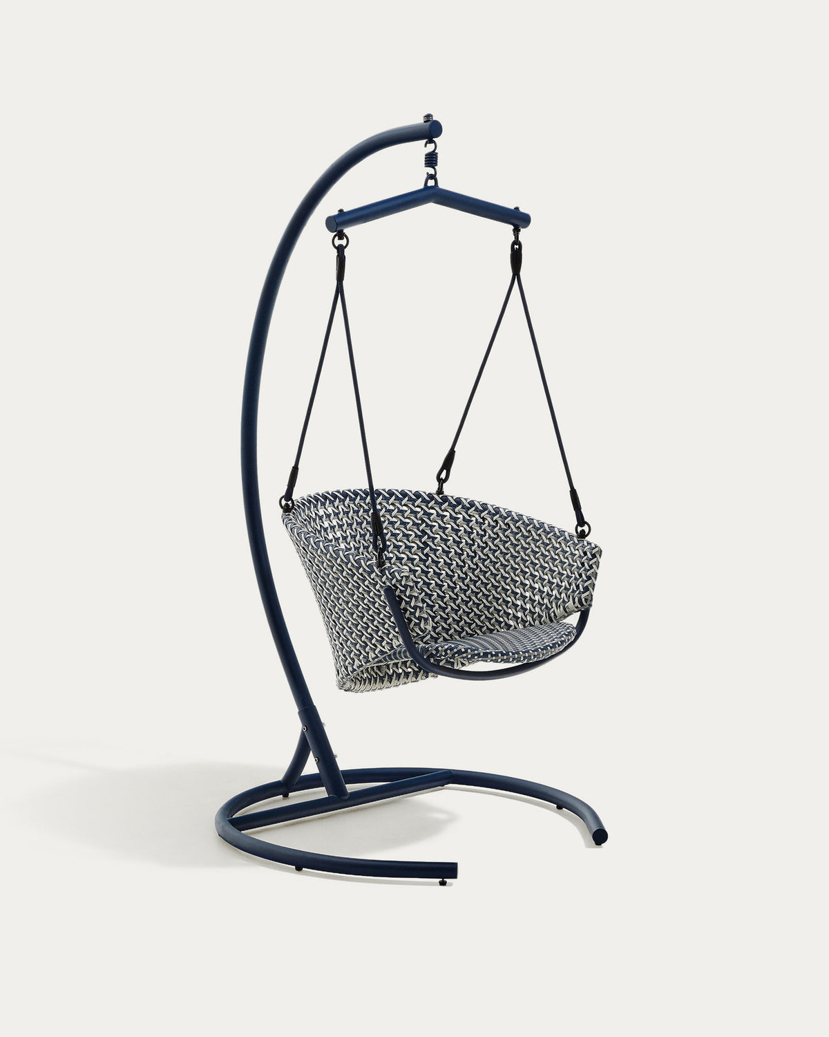 Hängesessel mit Fuss Saliga aus Aluminium und blauem synthetischen Rattan in Dunkelblau präsentiert im Onlineshop von KAQTU Design AG. Hängestuhl ist von Kave Home