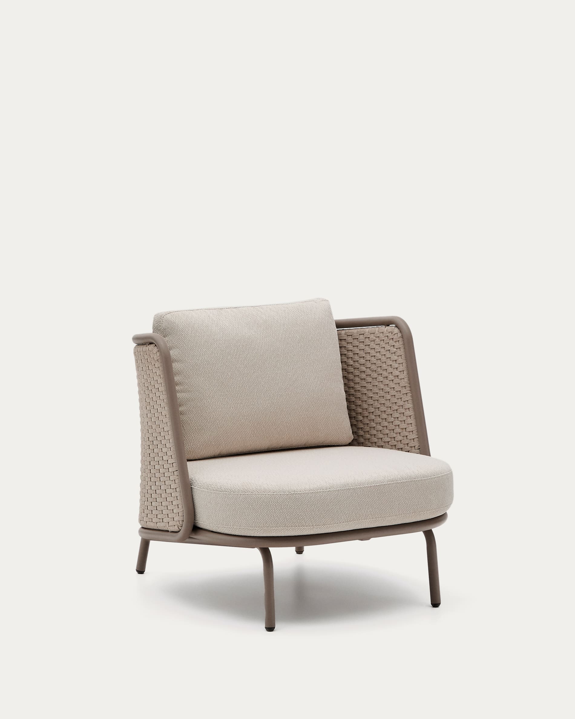 Eleganter Outdoor-Sessel aus Aluminium und Seil, ergonomisch, langlebig, ideal für Garten und Terrasse.