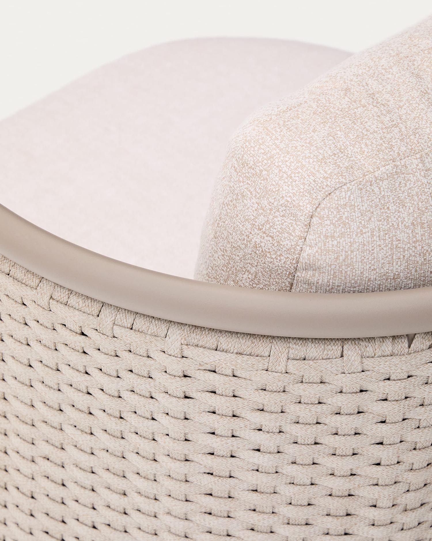 Stylischer Outdoor-Sessel Sedalis aus robustem Aluminium und taupefarbenem Seil, ideal für komfortable Stunden im Freien.