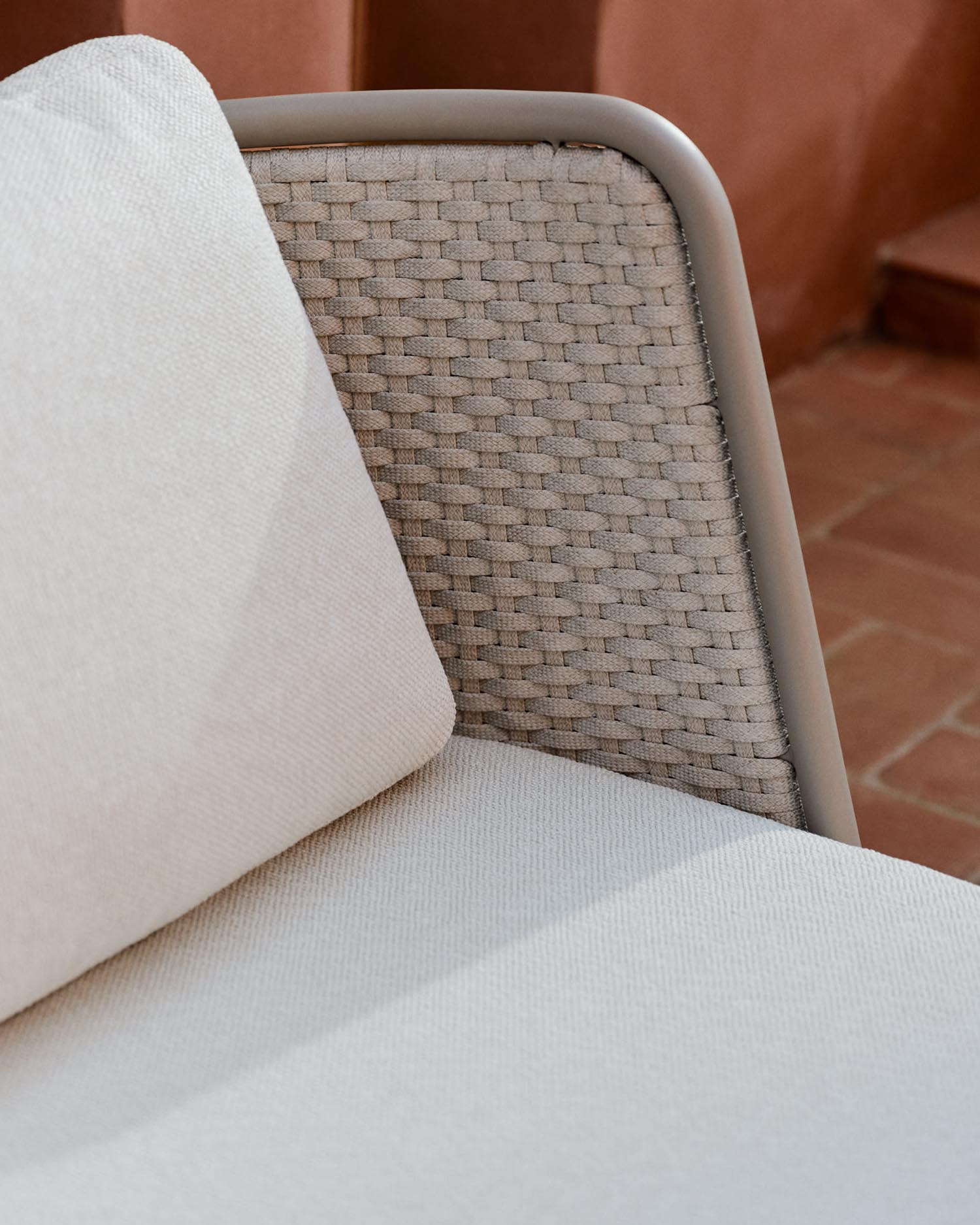 Moderner Outdoor-Sessel aus Aluminium mit taupefarbenem Seil, ideal für stilvolle Terrassen und Gärten.