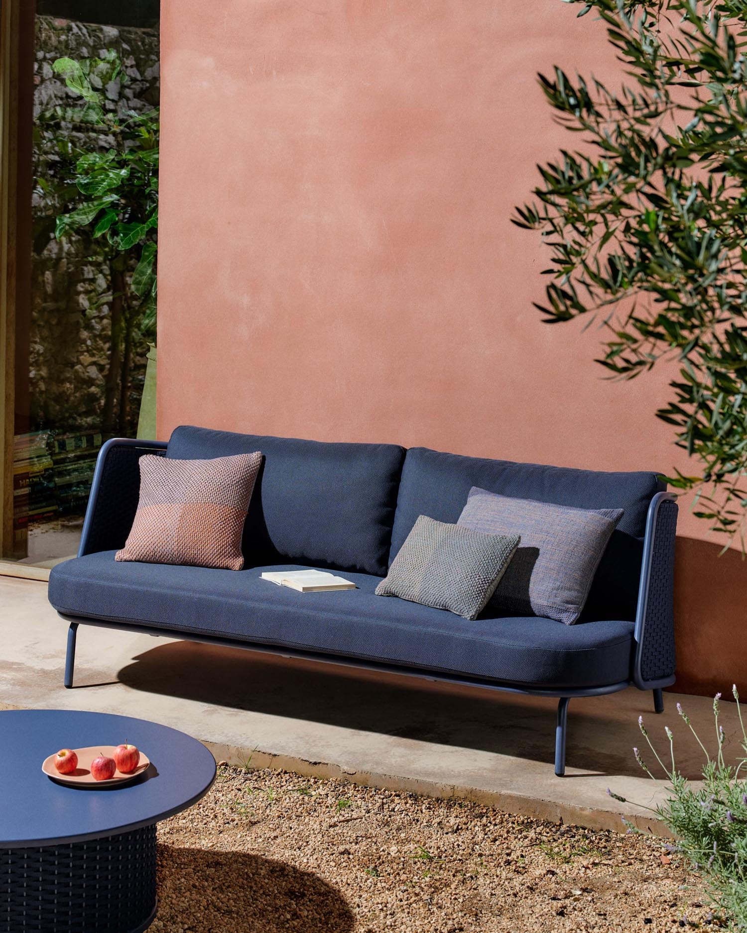 Elegantes 3-Sitzer Outdoor-Sofa aus Aluminium mit blauen Seilen, bietet Komfort und Stil für Ihren Aussenbereich.