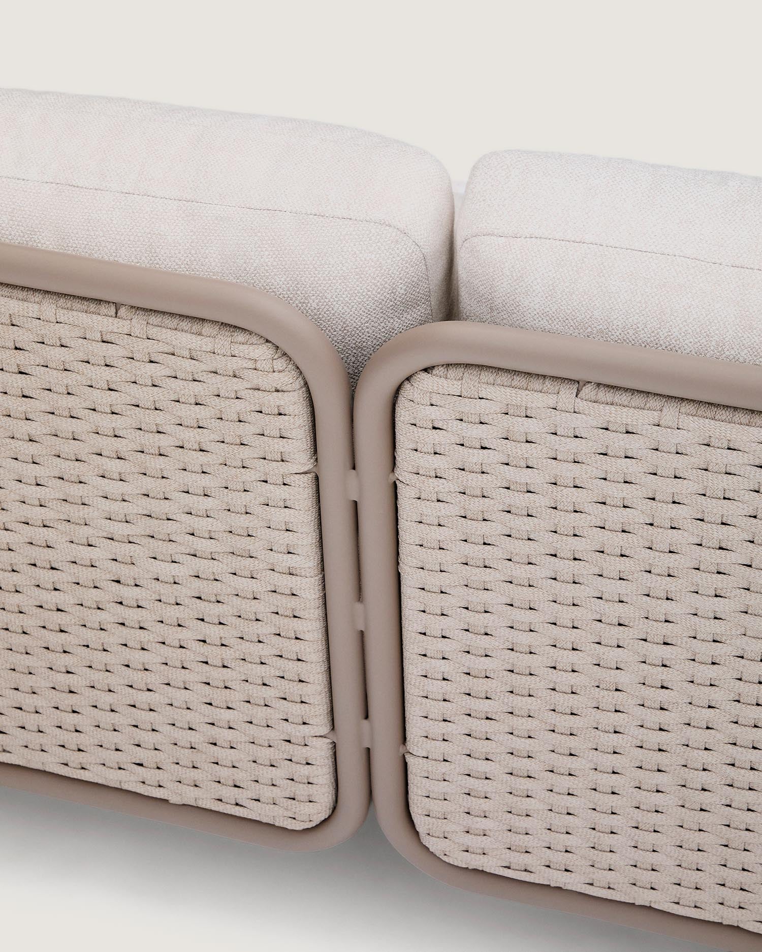 Erleben Sie mit dem Sedalis 3-Sitzer-Sofa von Kave Home stilvolle Entspannung im Freien. Robust, nachhaltig und modern – perfekt für jeden Außenbereich!