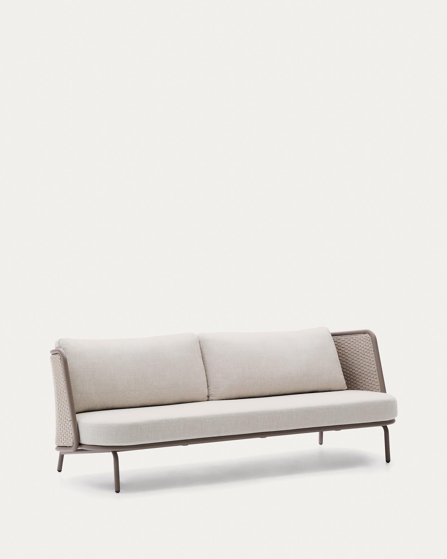 Genießen Sie stilvolle Entspannung mit dem Sedalis Outdoor-3-Sitzer-Sofa von Kave Home. Langlebiges Aluminium und taupefarbenes Seil vereinen Komfort und Eleganz.