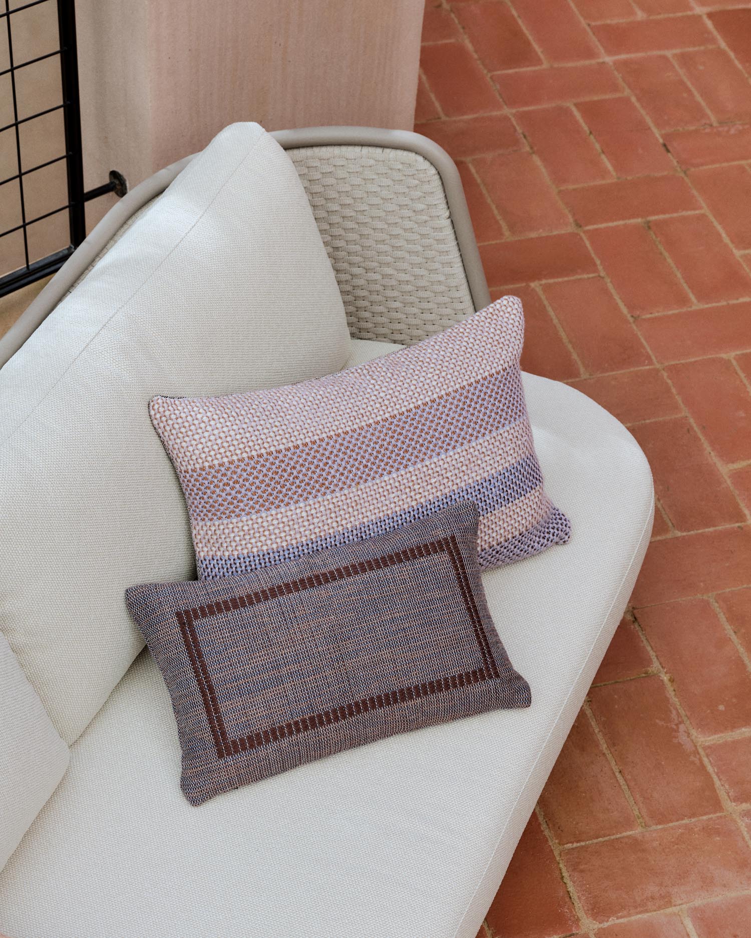 Genießen Sie stilvollen Komfort mit dem Outdoor-3-Sitzer-Sofa Sedalis von Kave Home. Langlebige Materialien und modernes Design für Ihre Lounge.