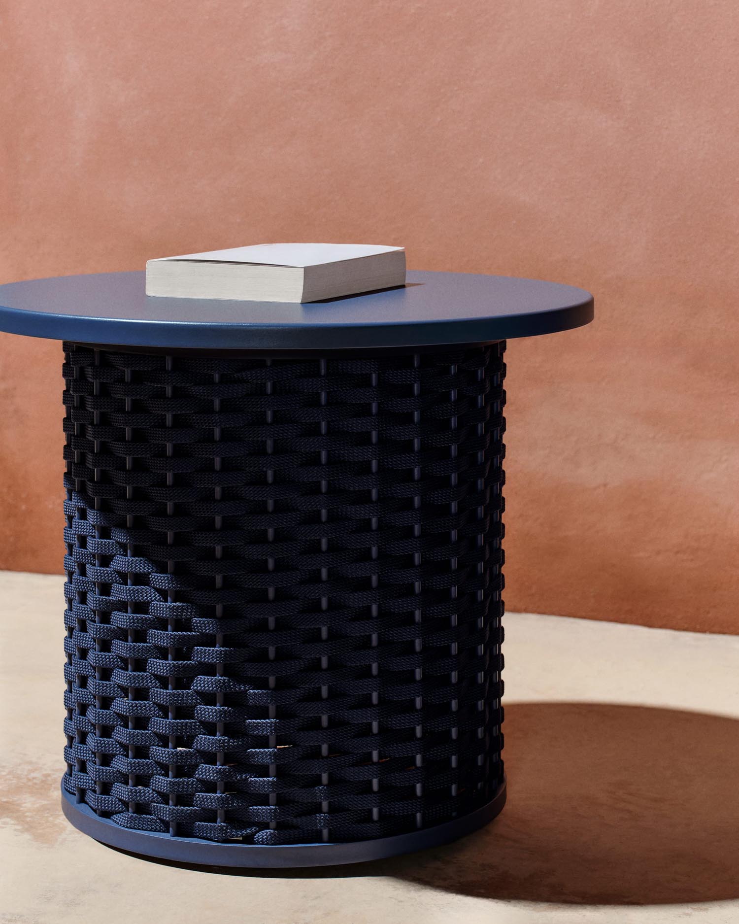 Moderner Outdoor-Beistelltisch aus Aluminium mit blauem Seil, Ø50 cm, ideal für stilvolle Terrassen von Kave Home.